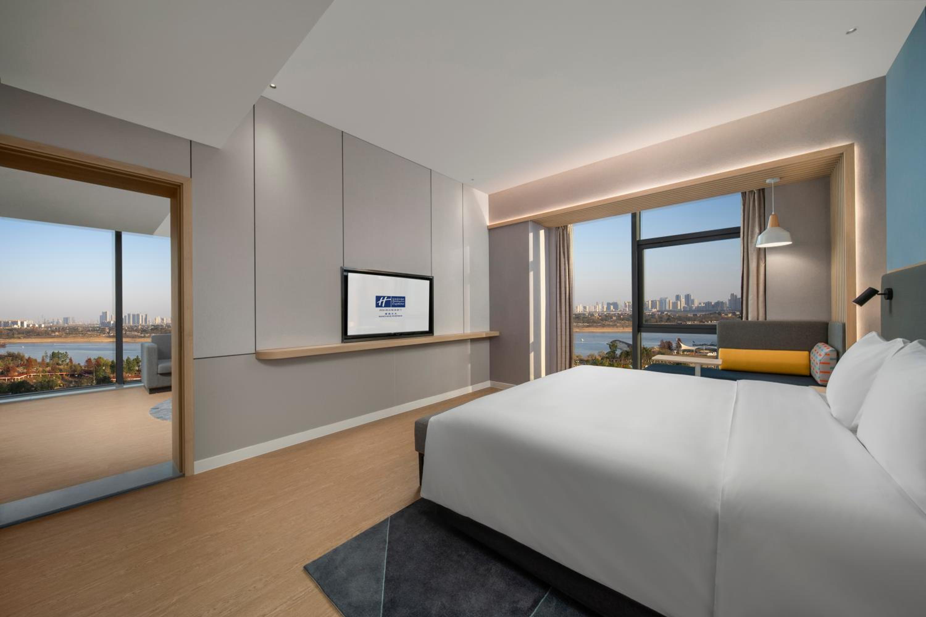 One-Bedroom Suite with River View - Photo 3