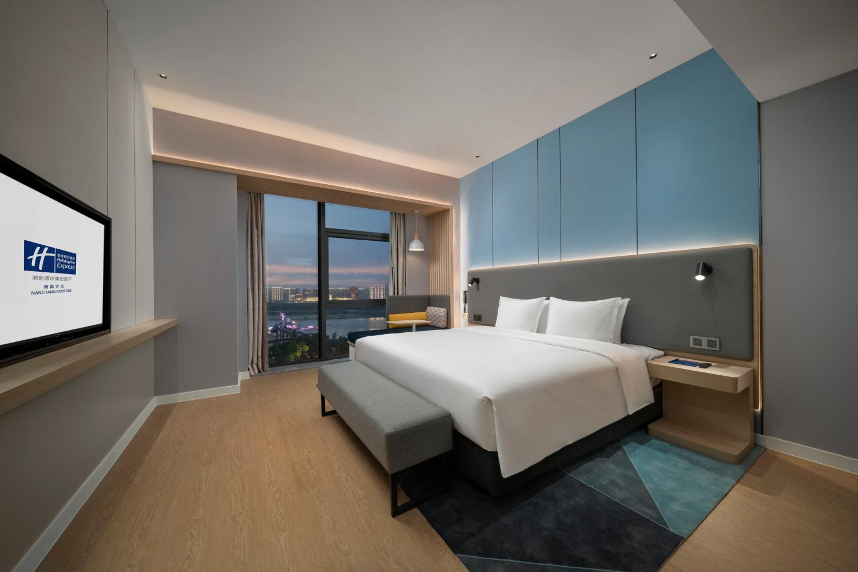 Standard King Room with River View - Photo 3