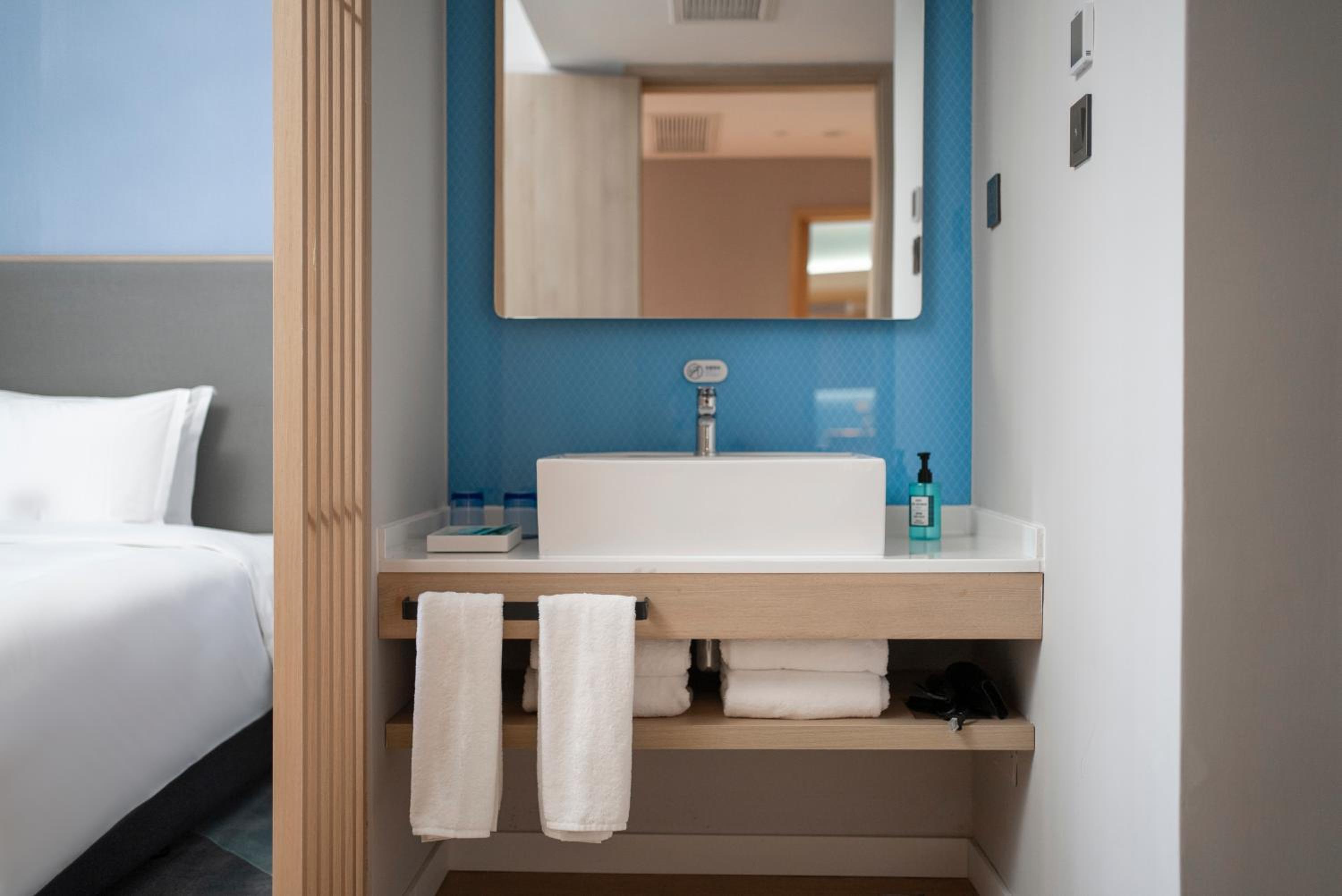 Standard King Room with River View - Photo 7