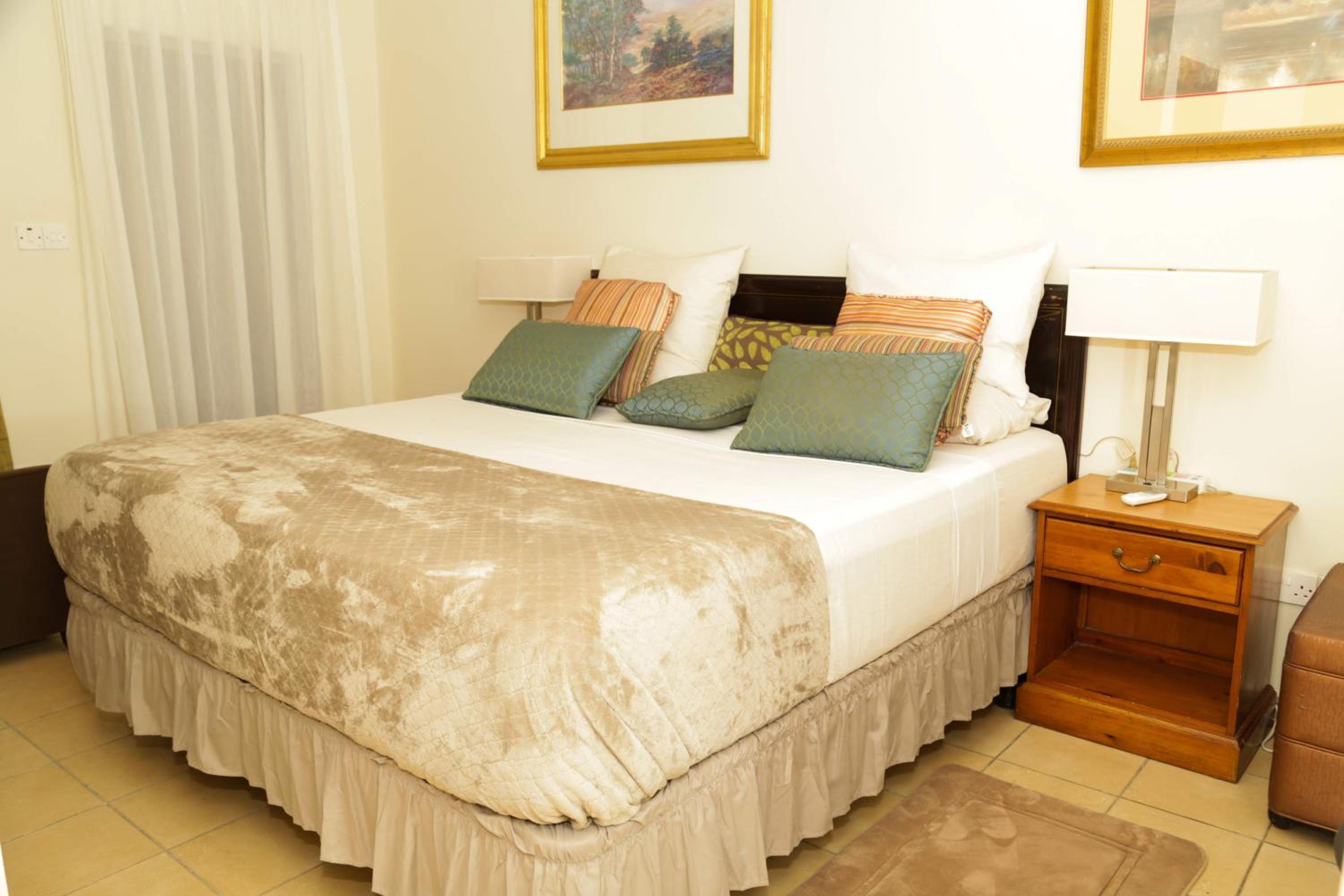 Deluxe Queen Suite