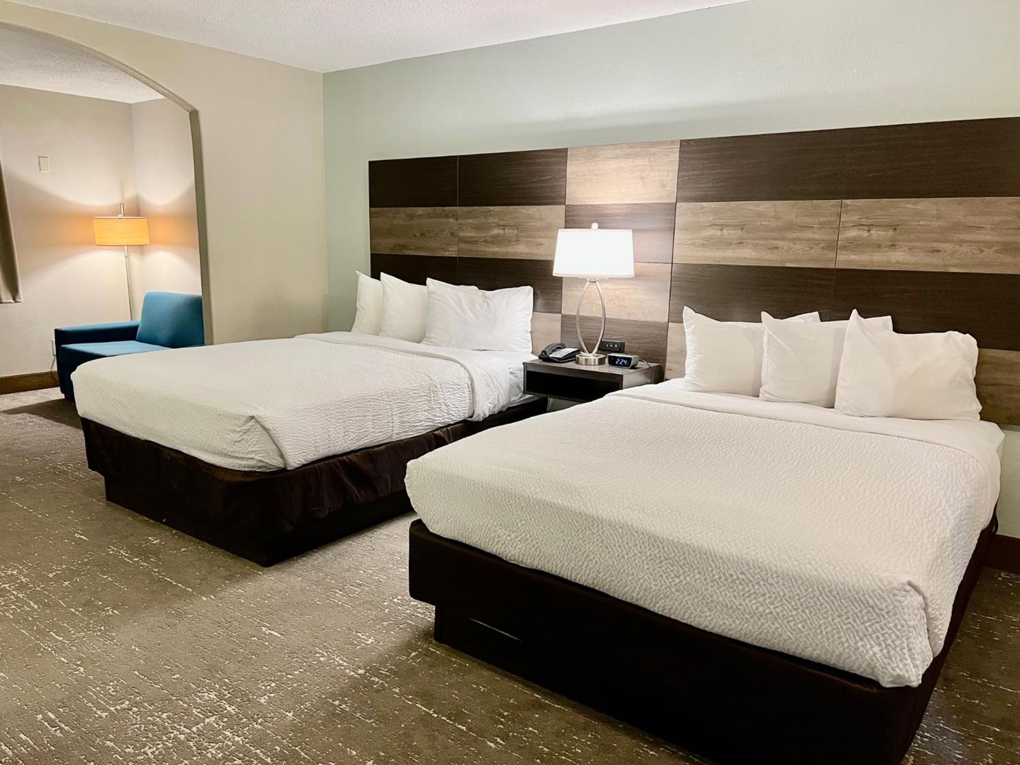 Deluxe Queen Suite - Photo 8