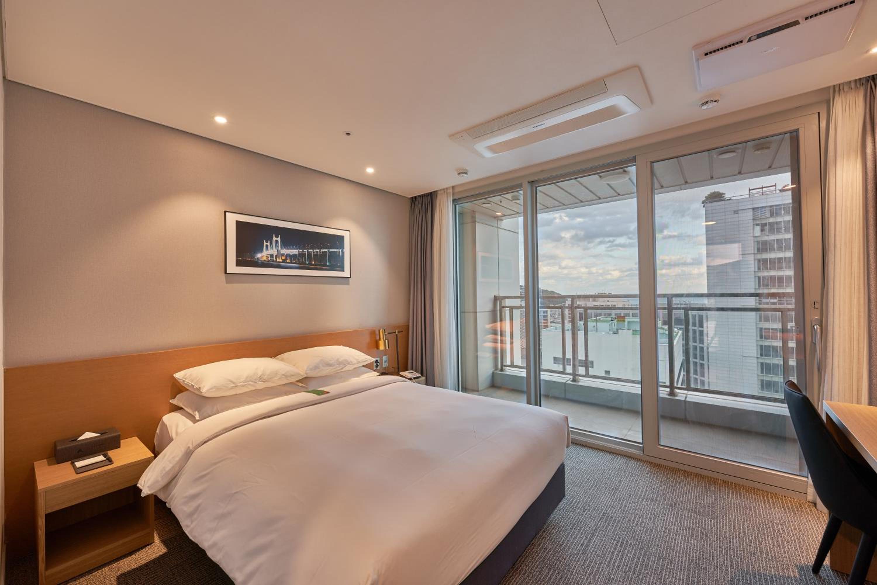 Deluxe Double Room with Half Ocean View - Photo 1