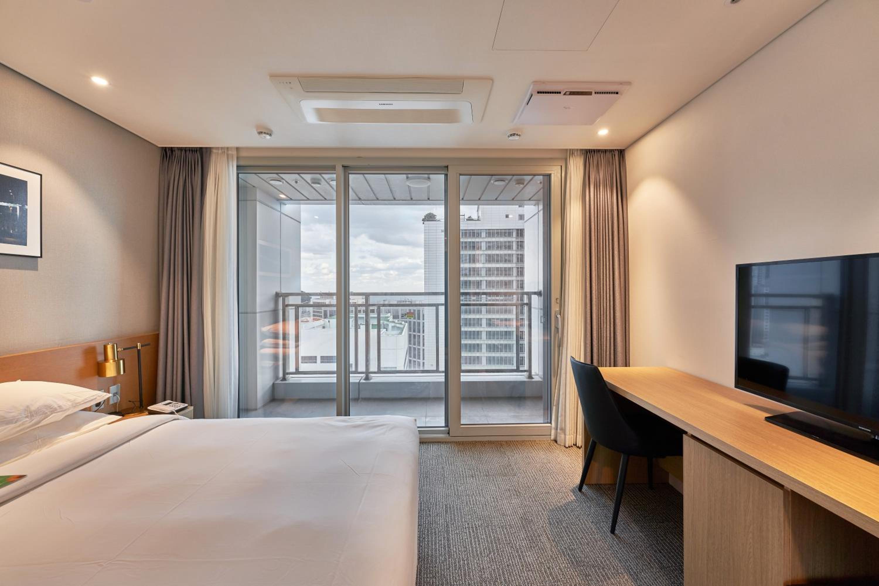 Deluxe Double Room with Half Ocean View - Photo 4
