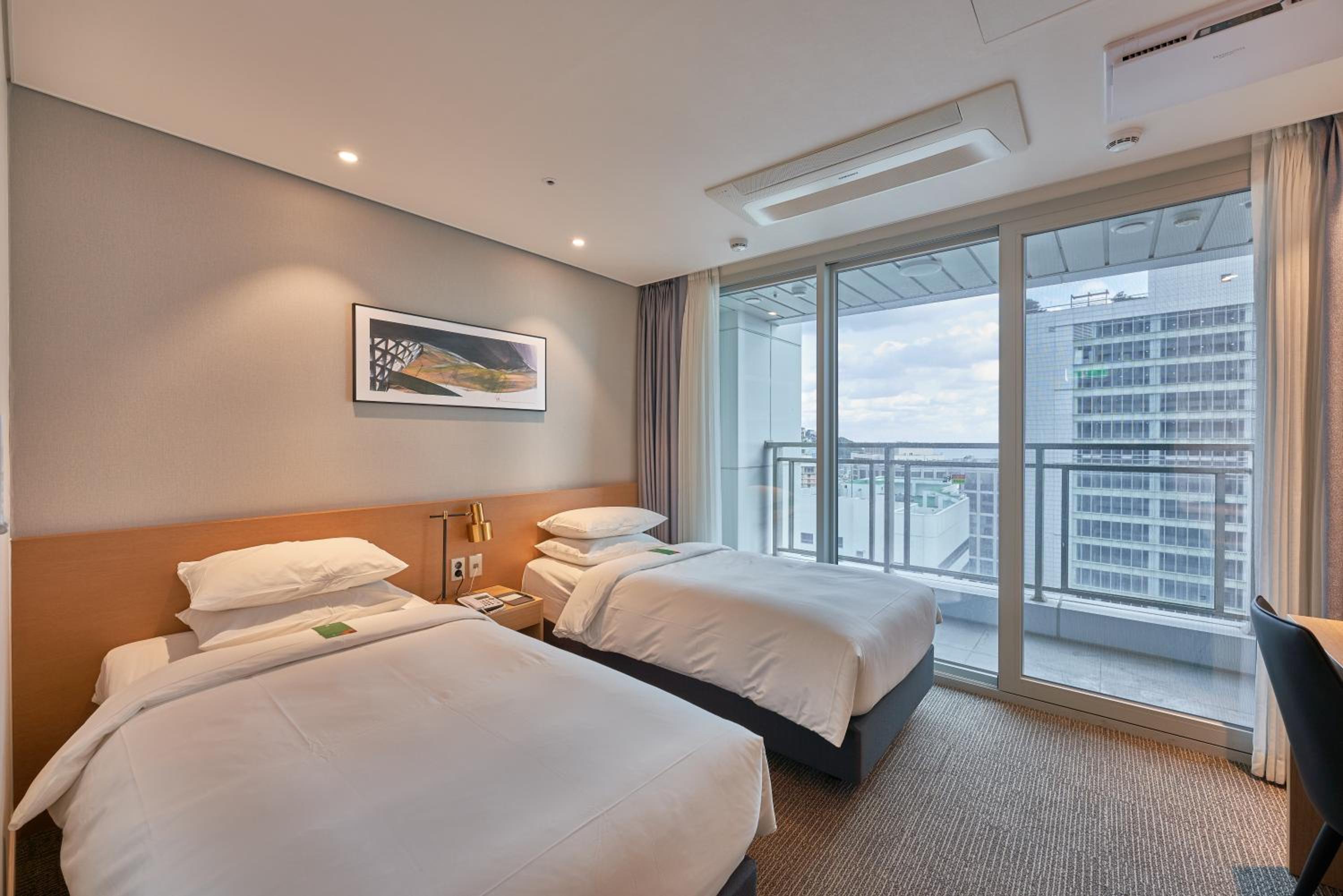 Deluxe Twin Room with Half Ocean View - Photo 1