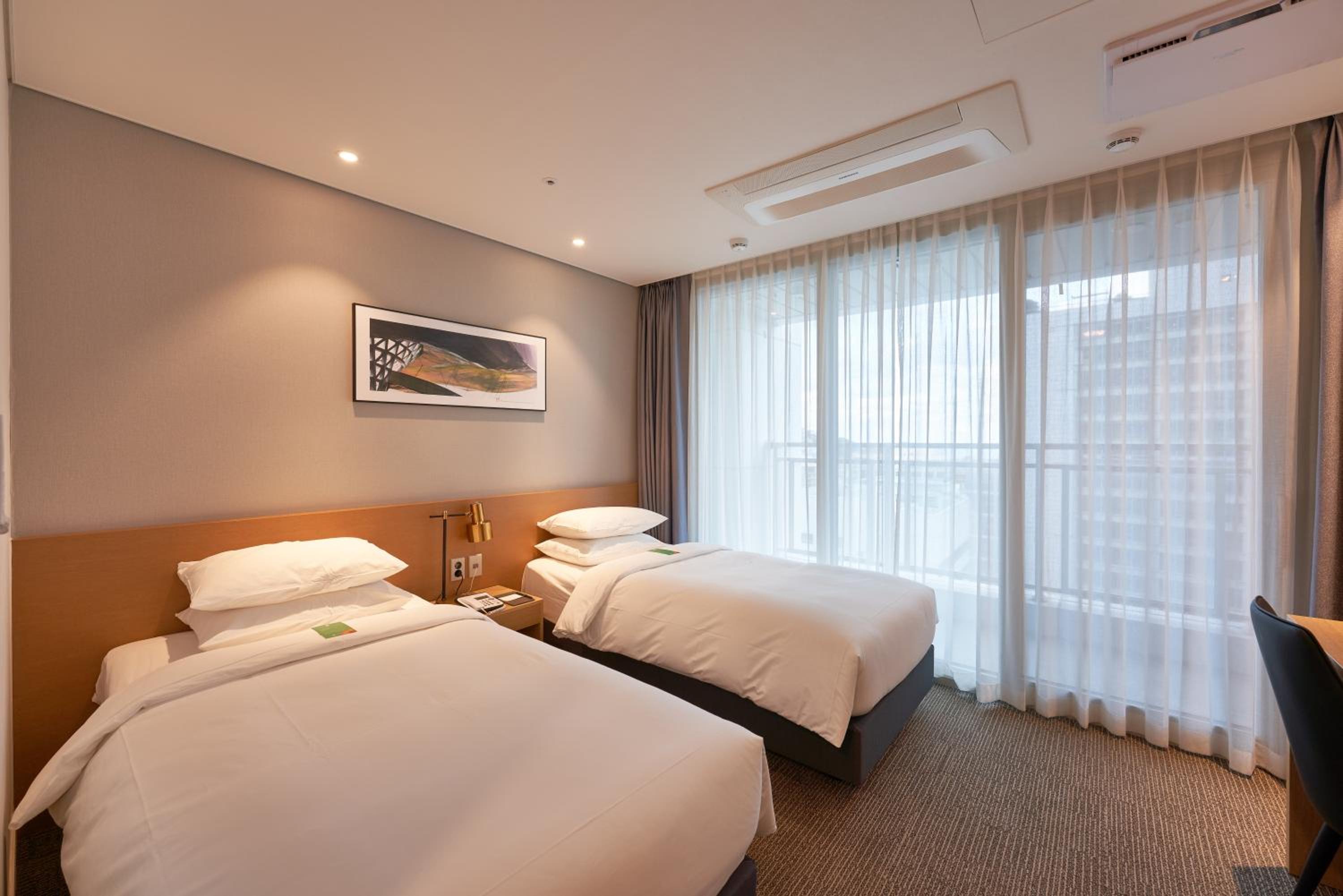 Deluxe Twin Room with Half Ocean View - Photo 3
