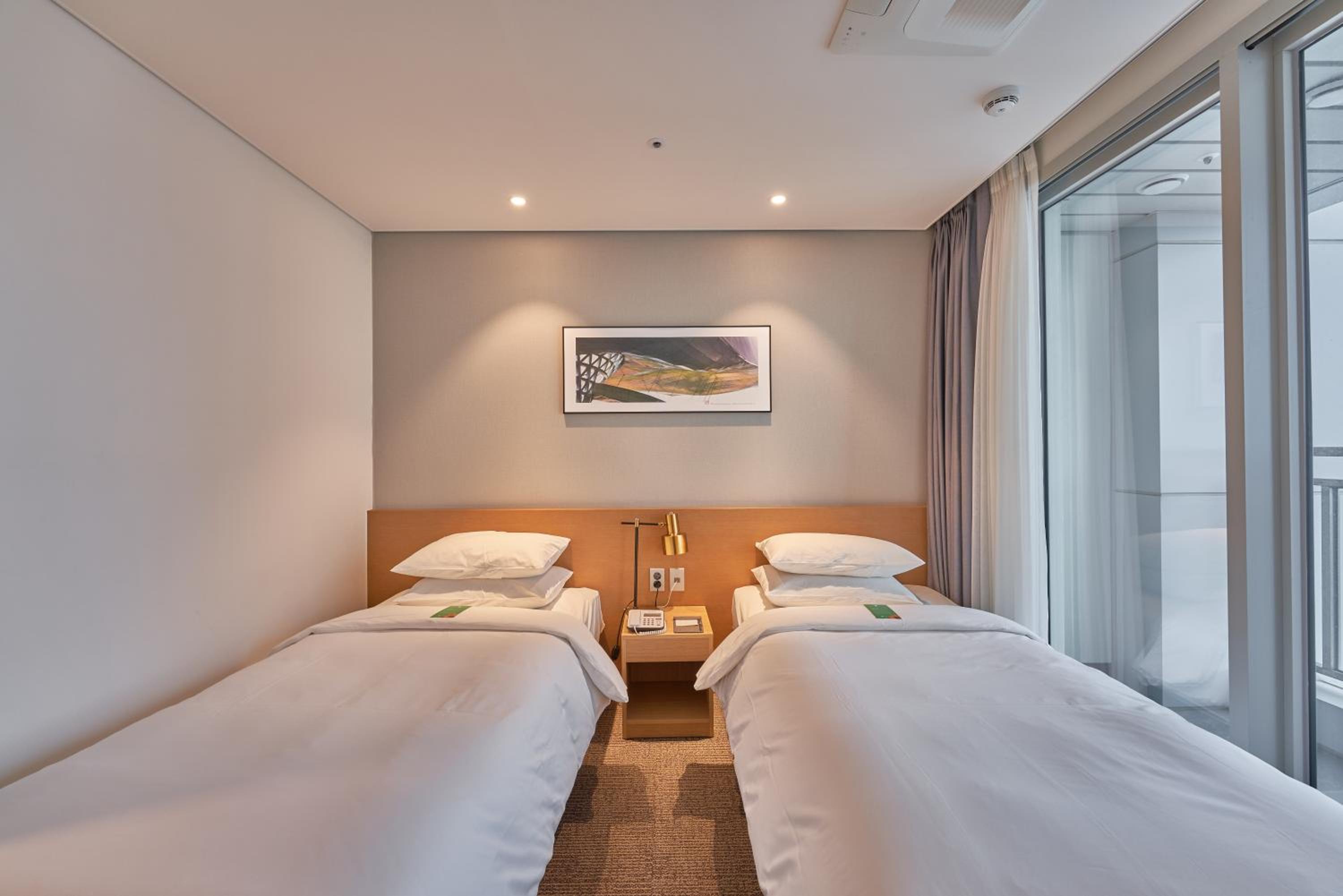 Deluxe Twin Room with Half Ocean View - Photo 2