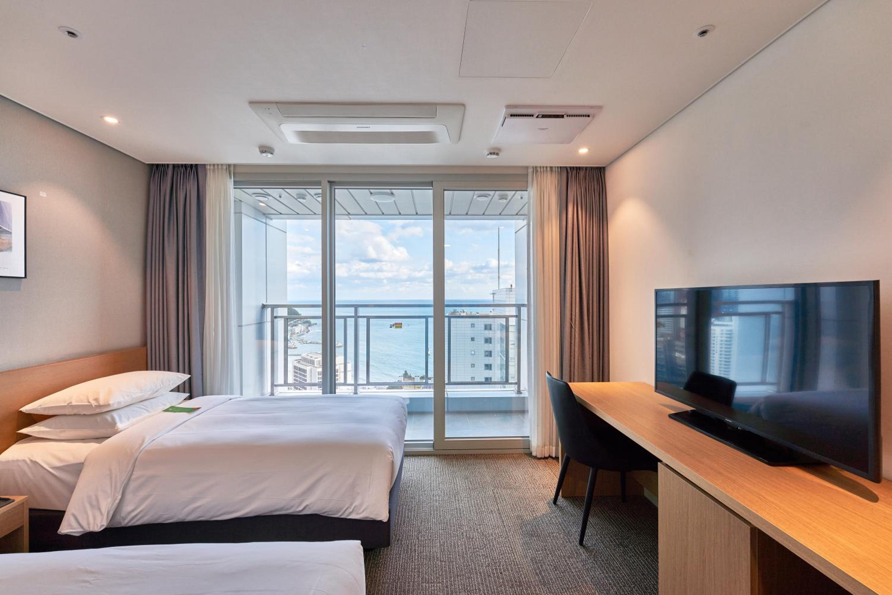 Deluxe Twin Room with Ocean View - Photo 5