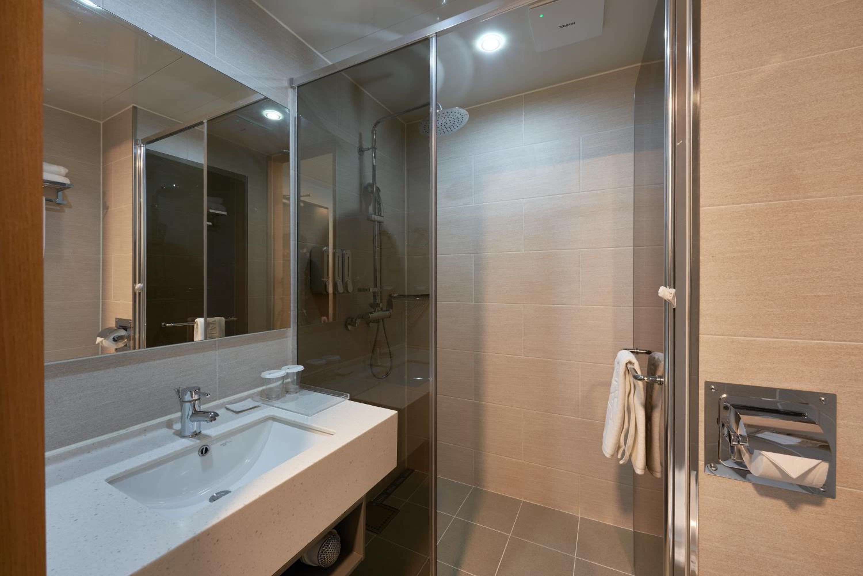 Deluxe Twin Room with Half Ocean View - Photo 5