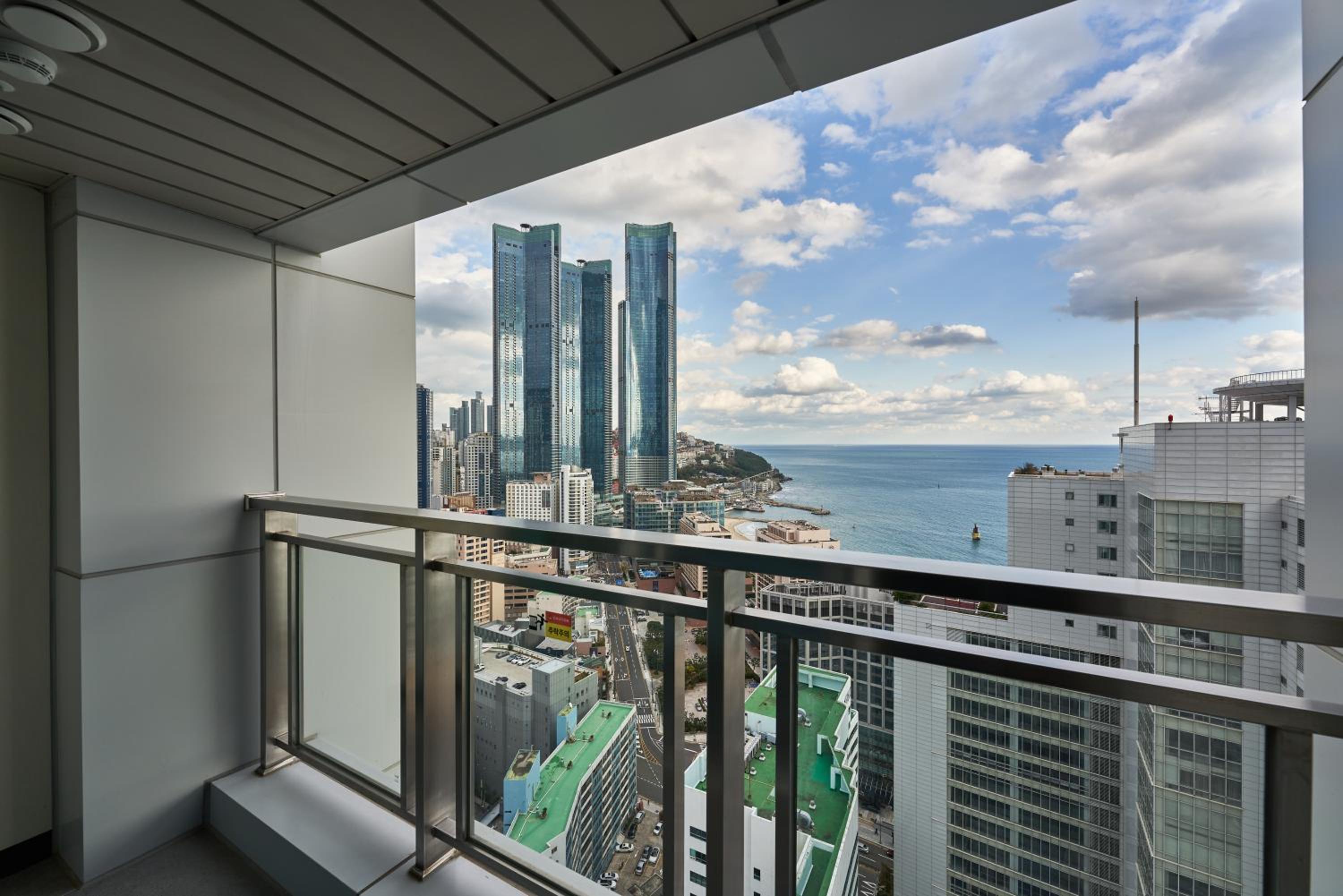 Deluxe Twin Room with Ocean View - Photo 2