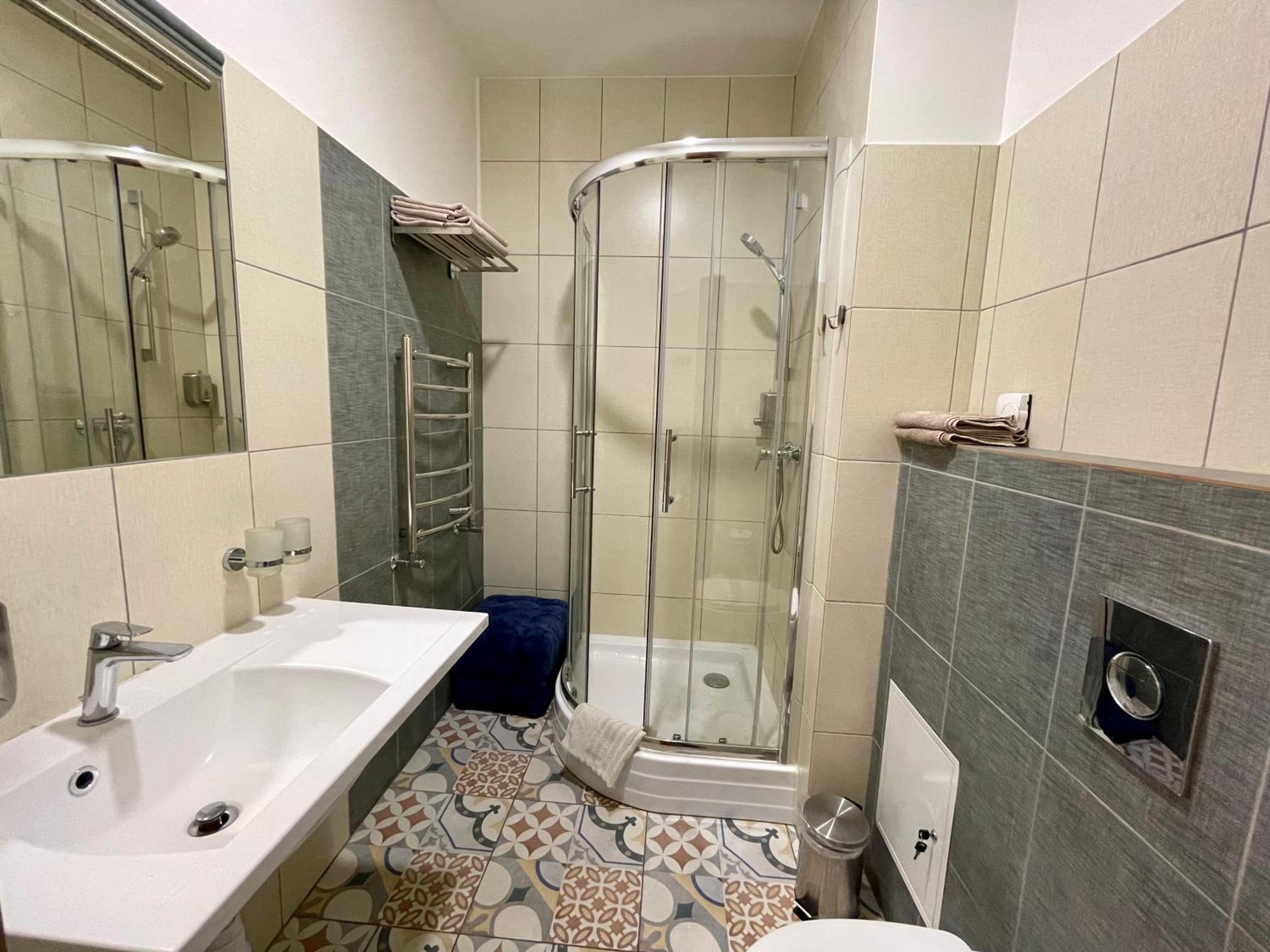Large Double Room - Photo 6