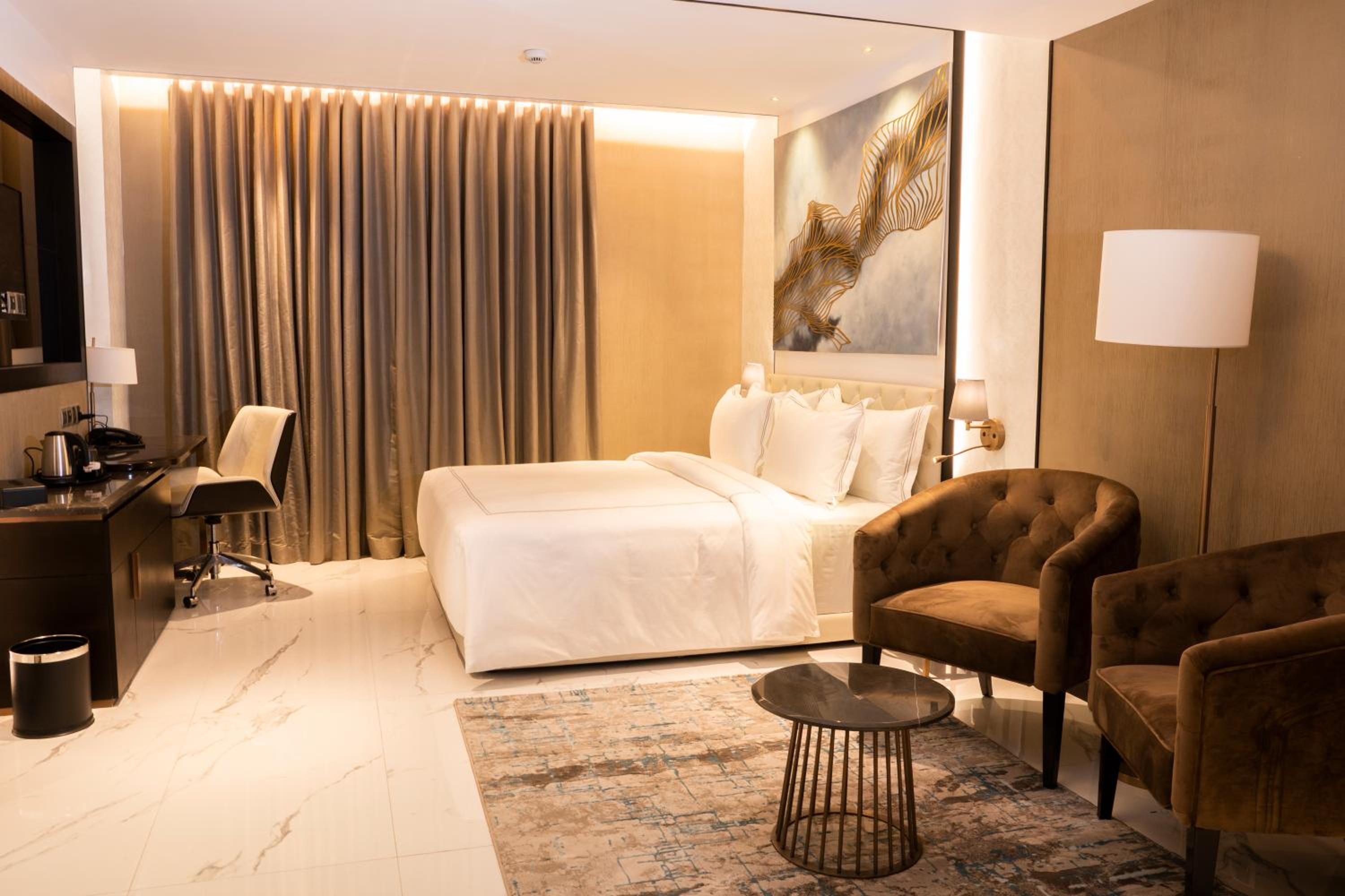 Executive Suite - Photo 3