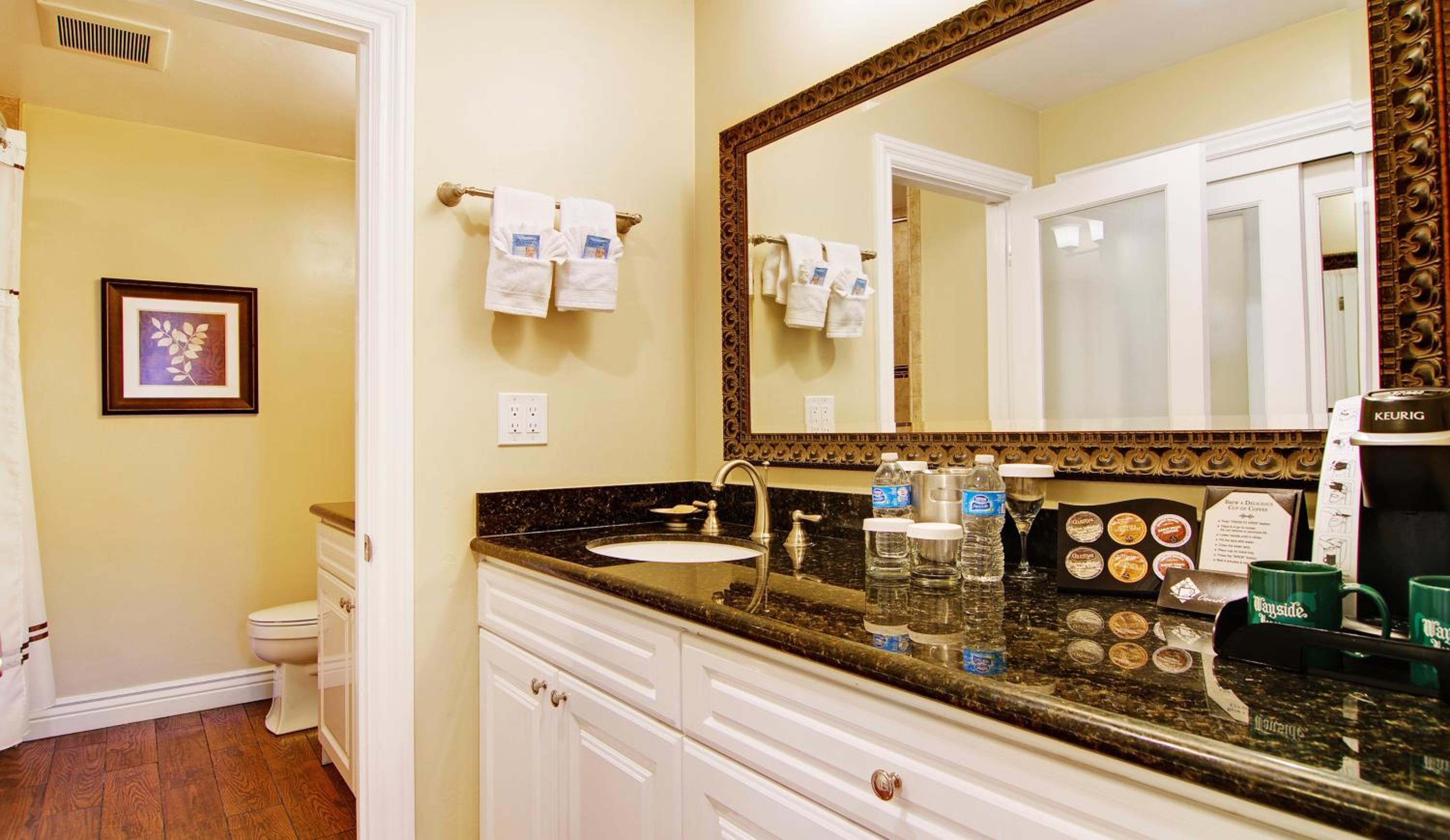 Standard Queen Room with Two Queen Beds - Photo 8