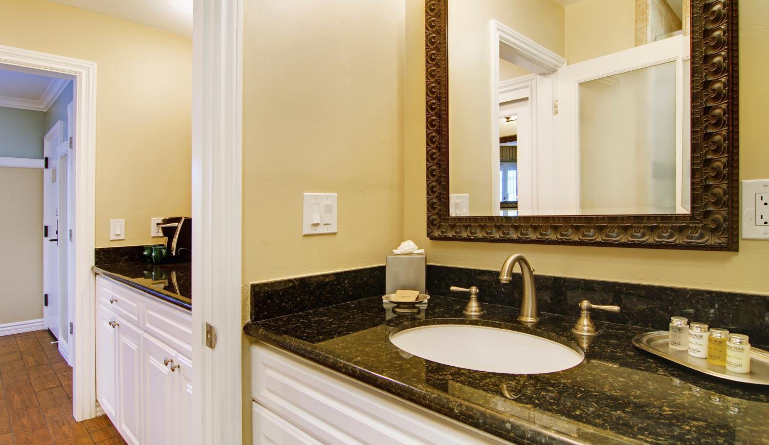 Standard Queen Room with Two Queen Beds - Photo 5