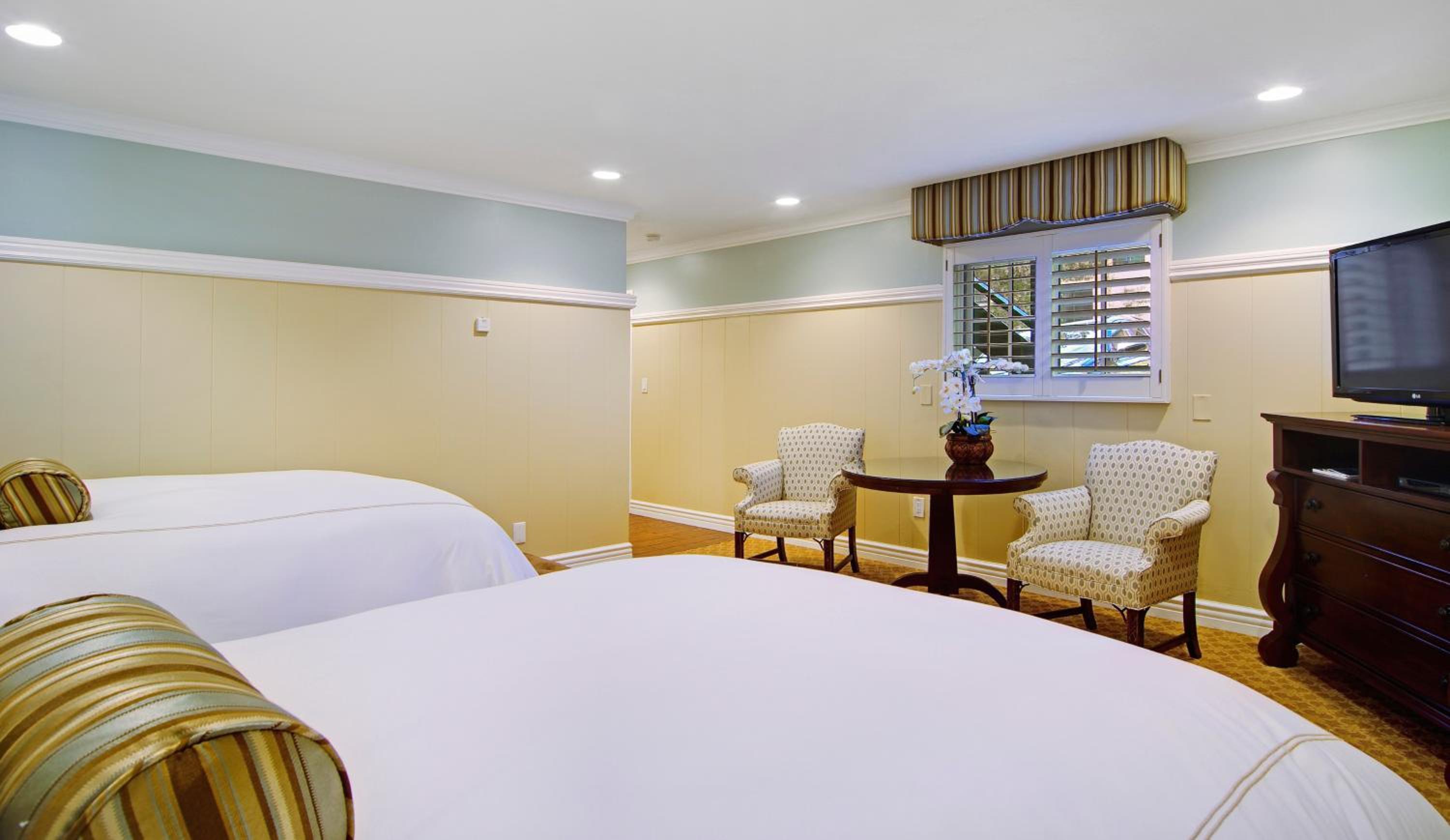 Standard Queen Room with Two Queen Beds - Photo 9