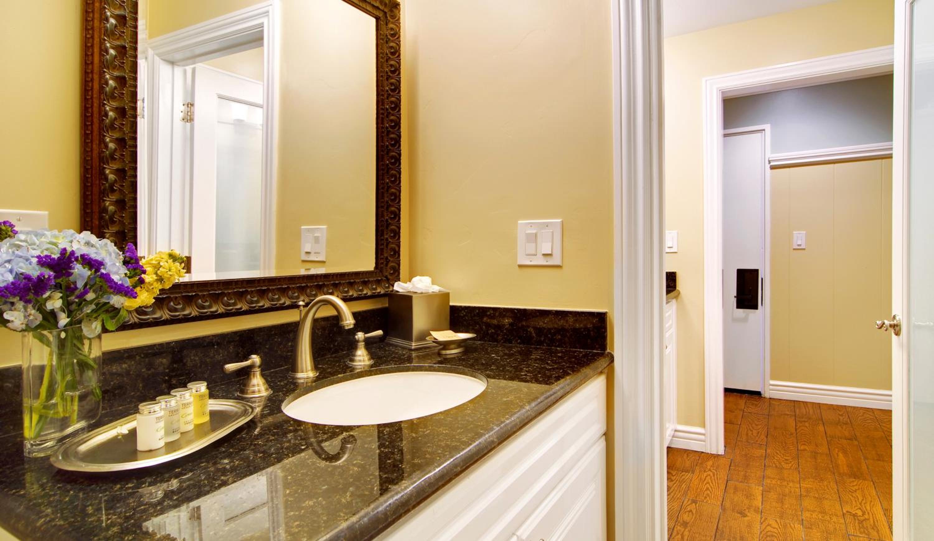 Standard Queen Room with Two Queen Beds - Photo 6