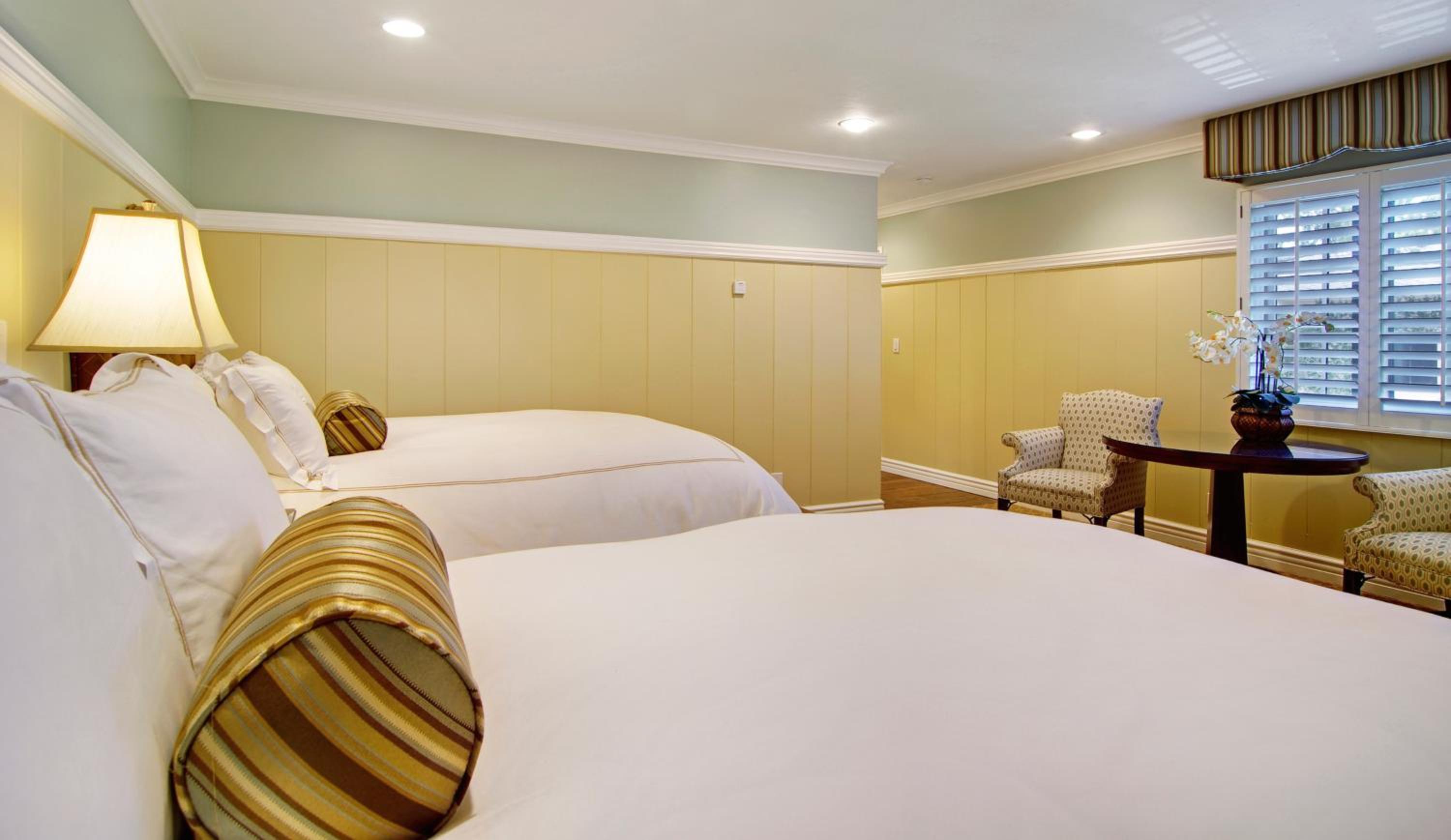 Standard Queen Room with Two Queen Beds - Photo 7