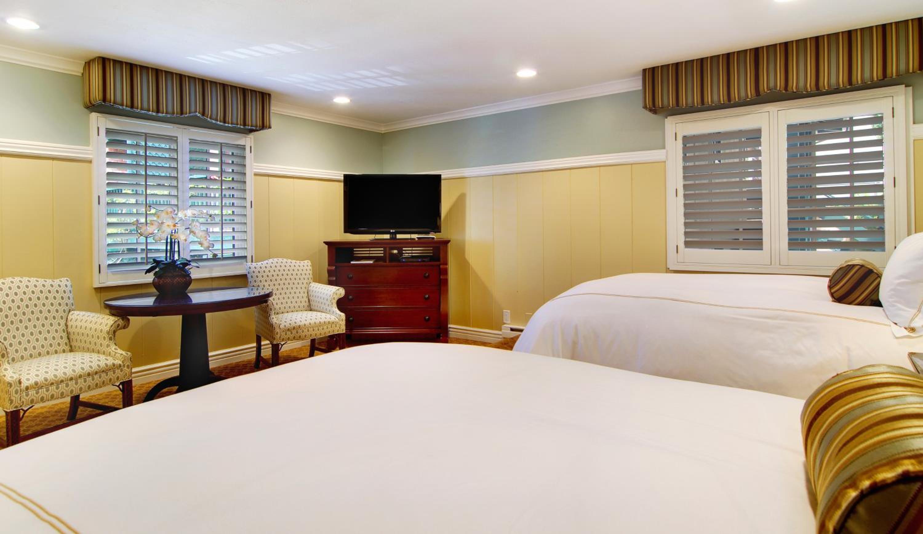 Standard Queen Room with Two Queen Beds - Photo 4