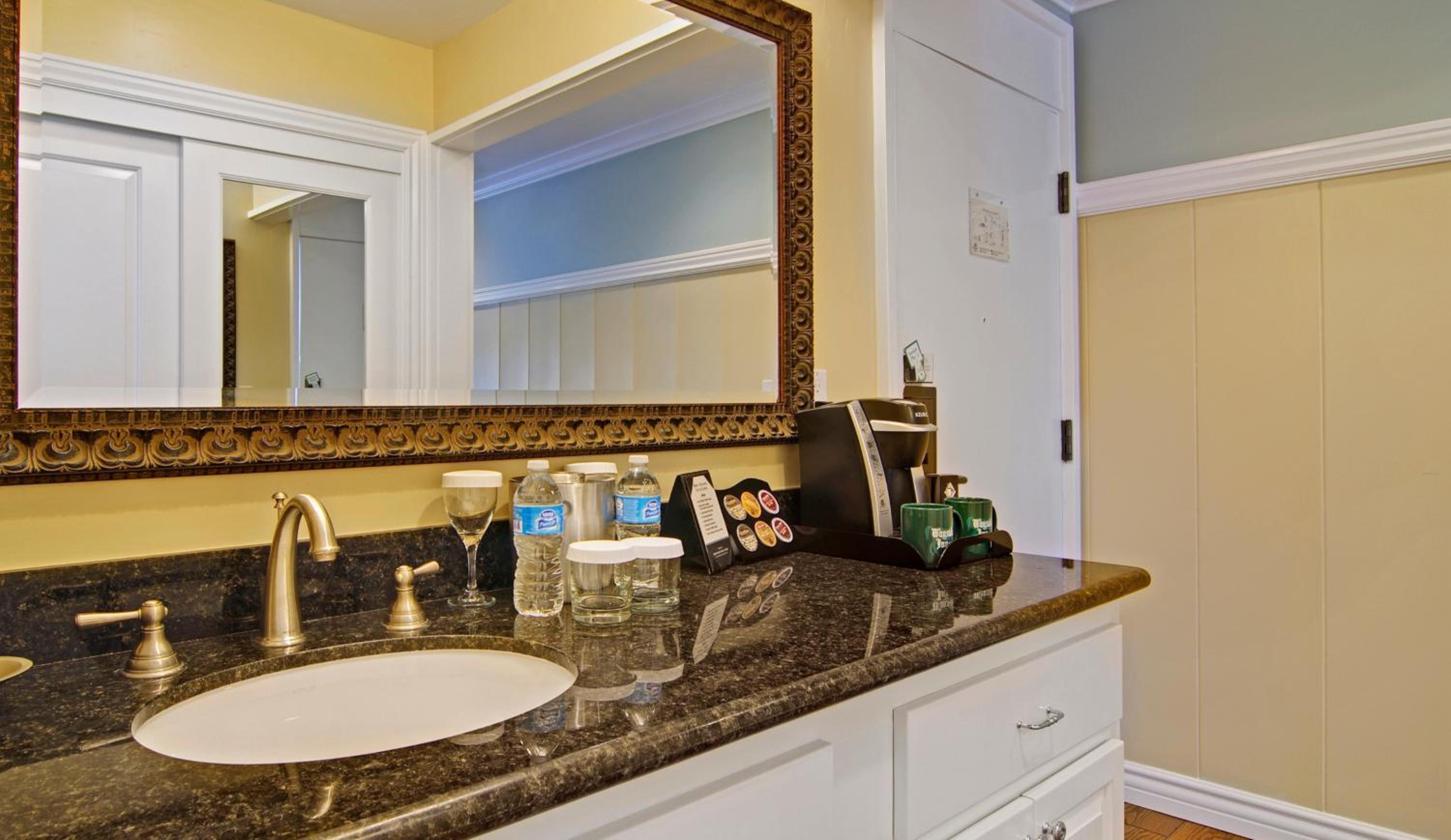 Standard King Room - Photo 7