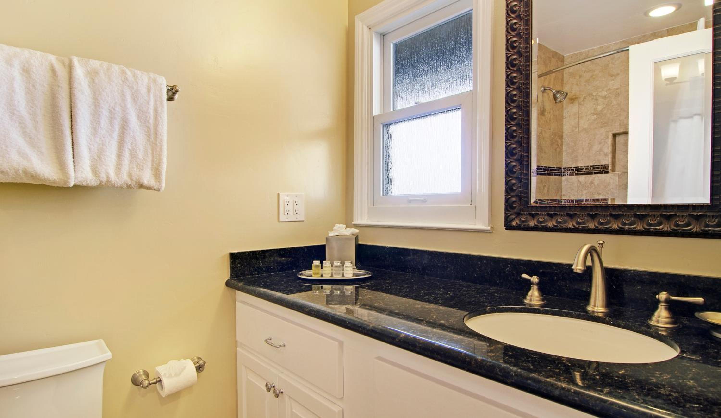 Standard King Room - Photo 5