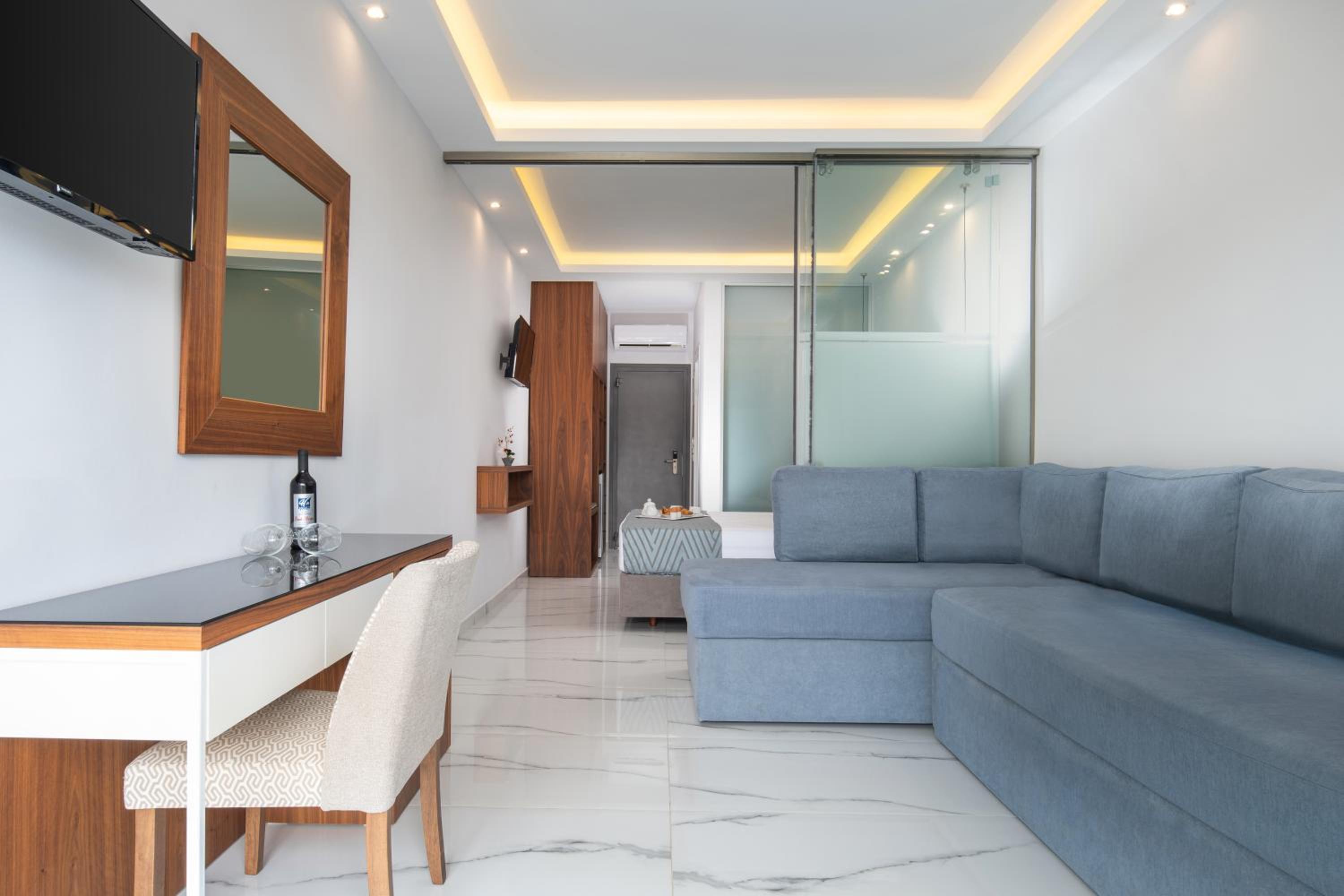 Suite with Balcony - Photo 2