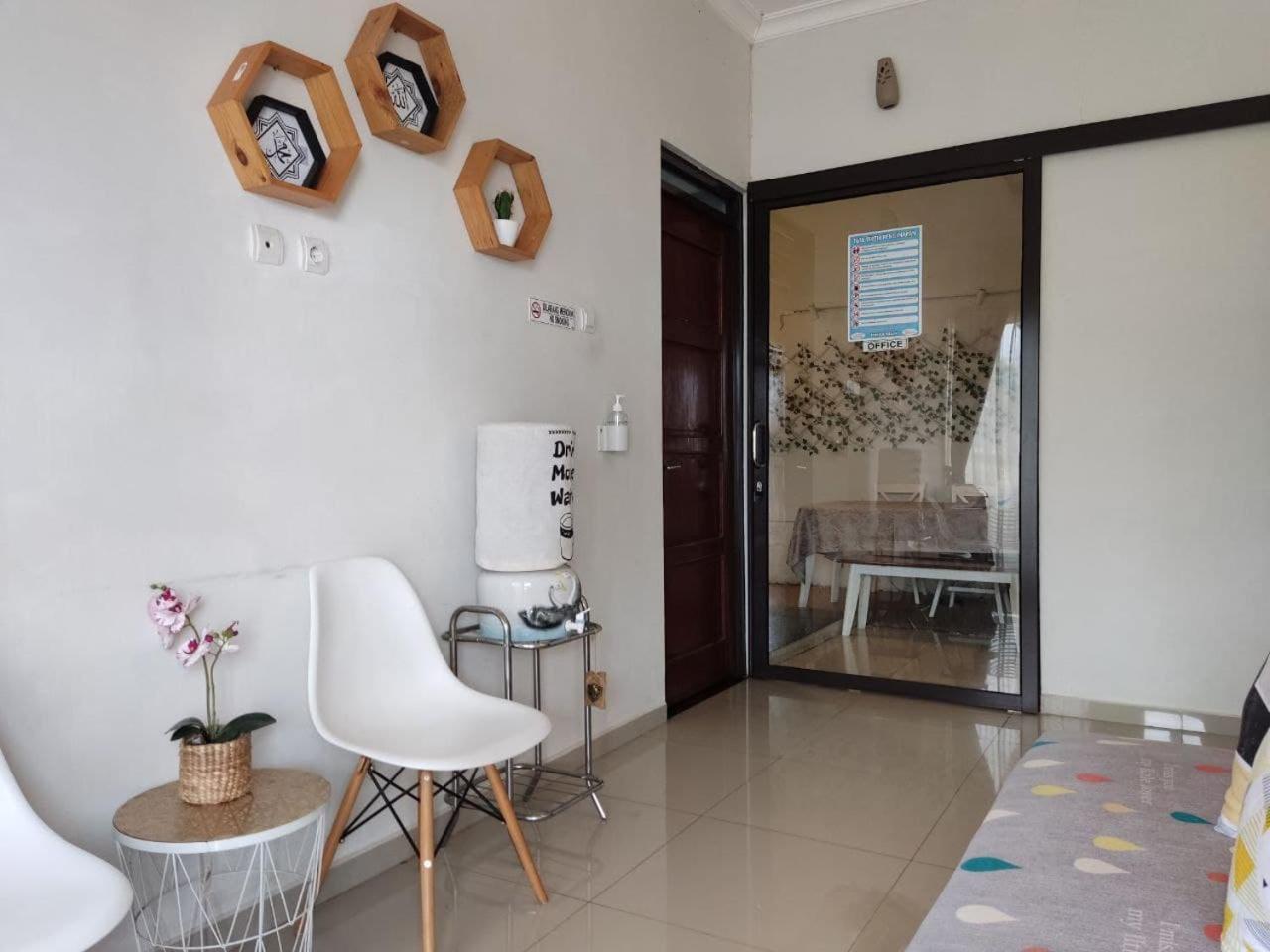 Deluxe Family Suite - Photo 16