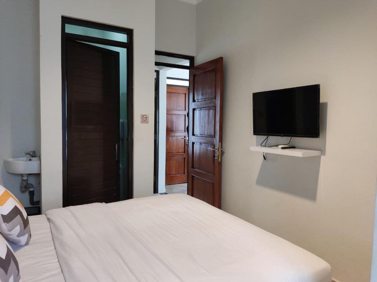 Deluxe Family Suite - Photo 9