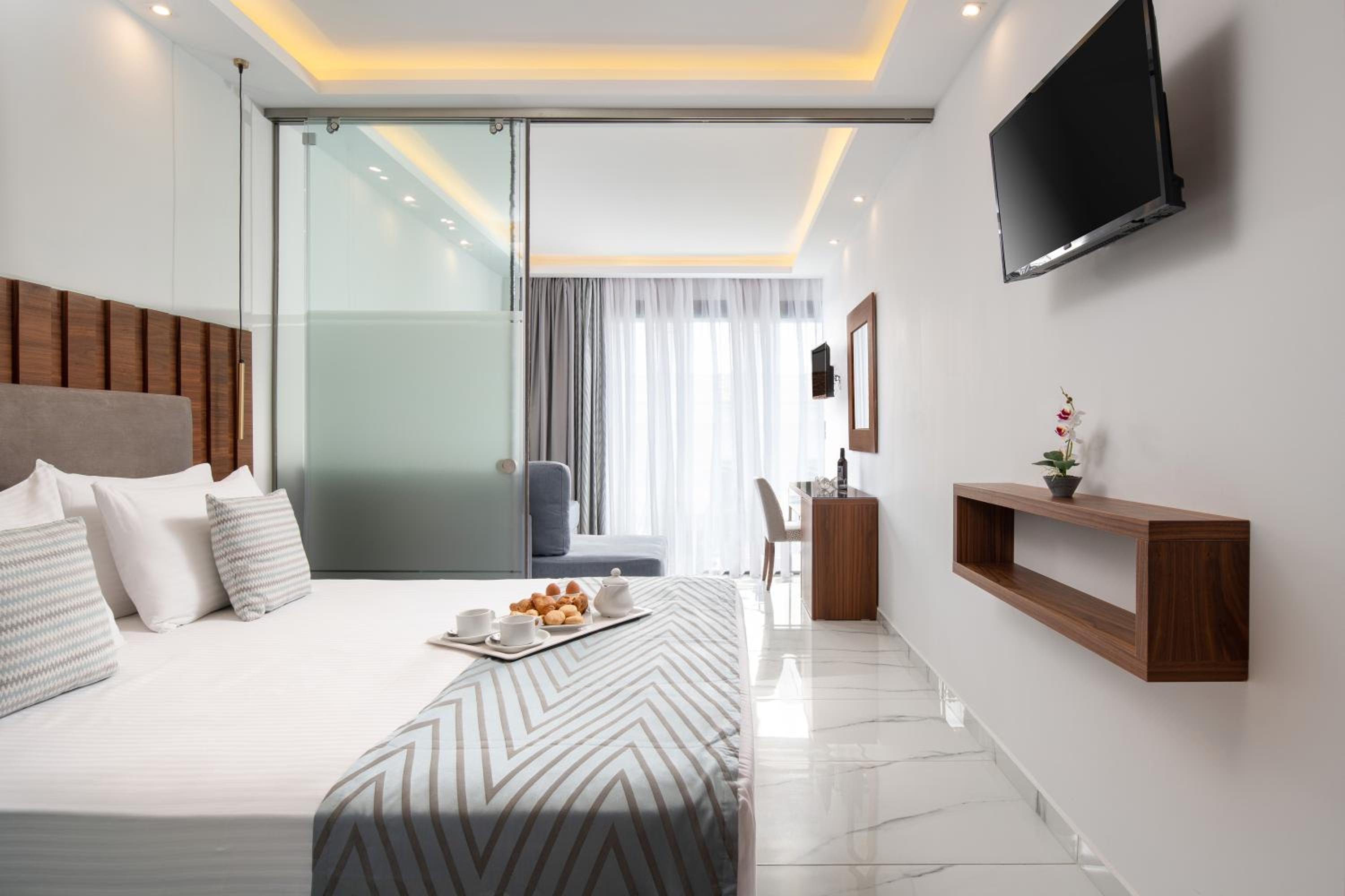 Suite with Balcony - Photo 4