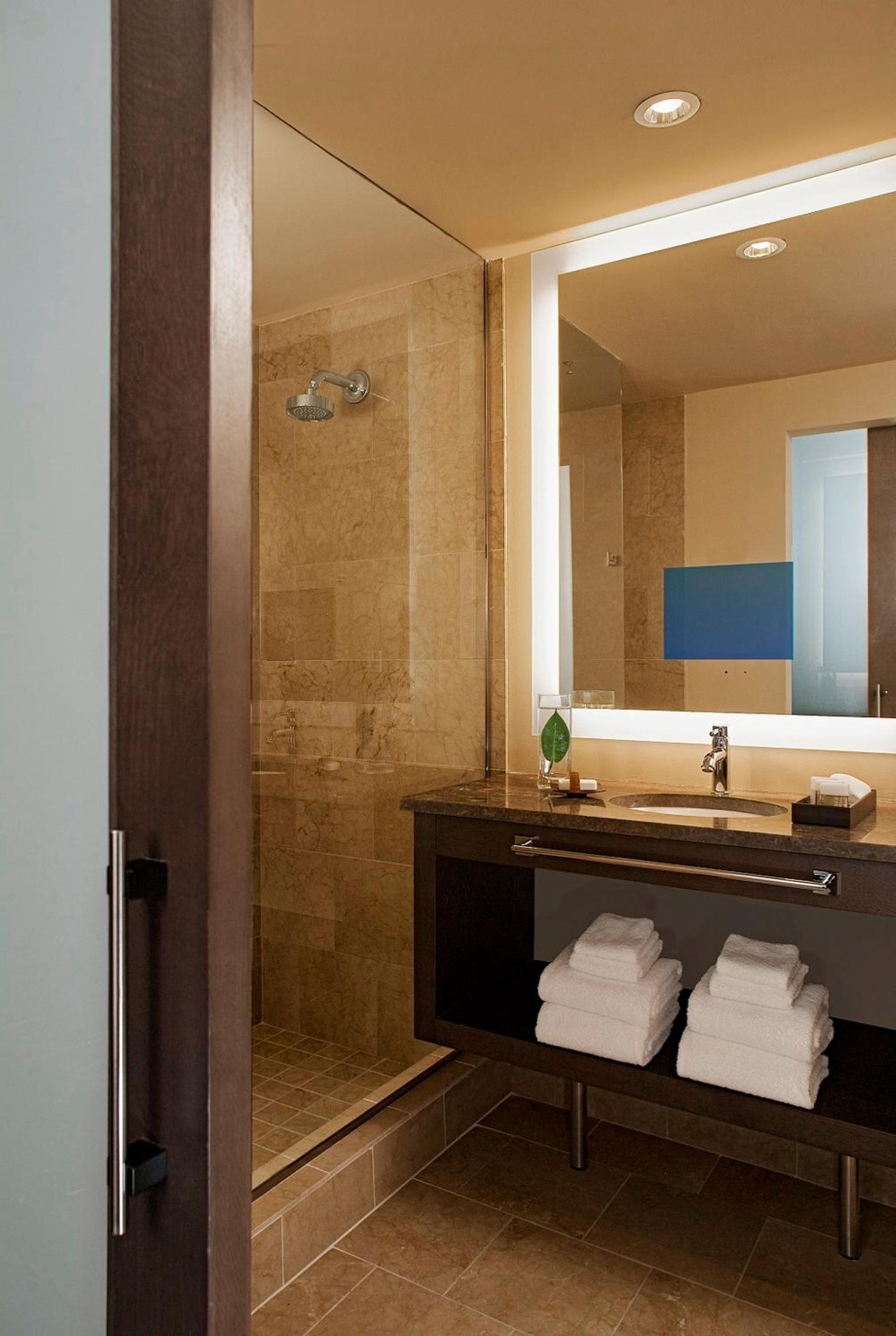 Corner King Room - Photo 6