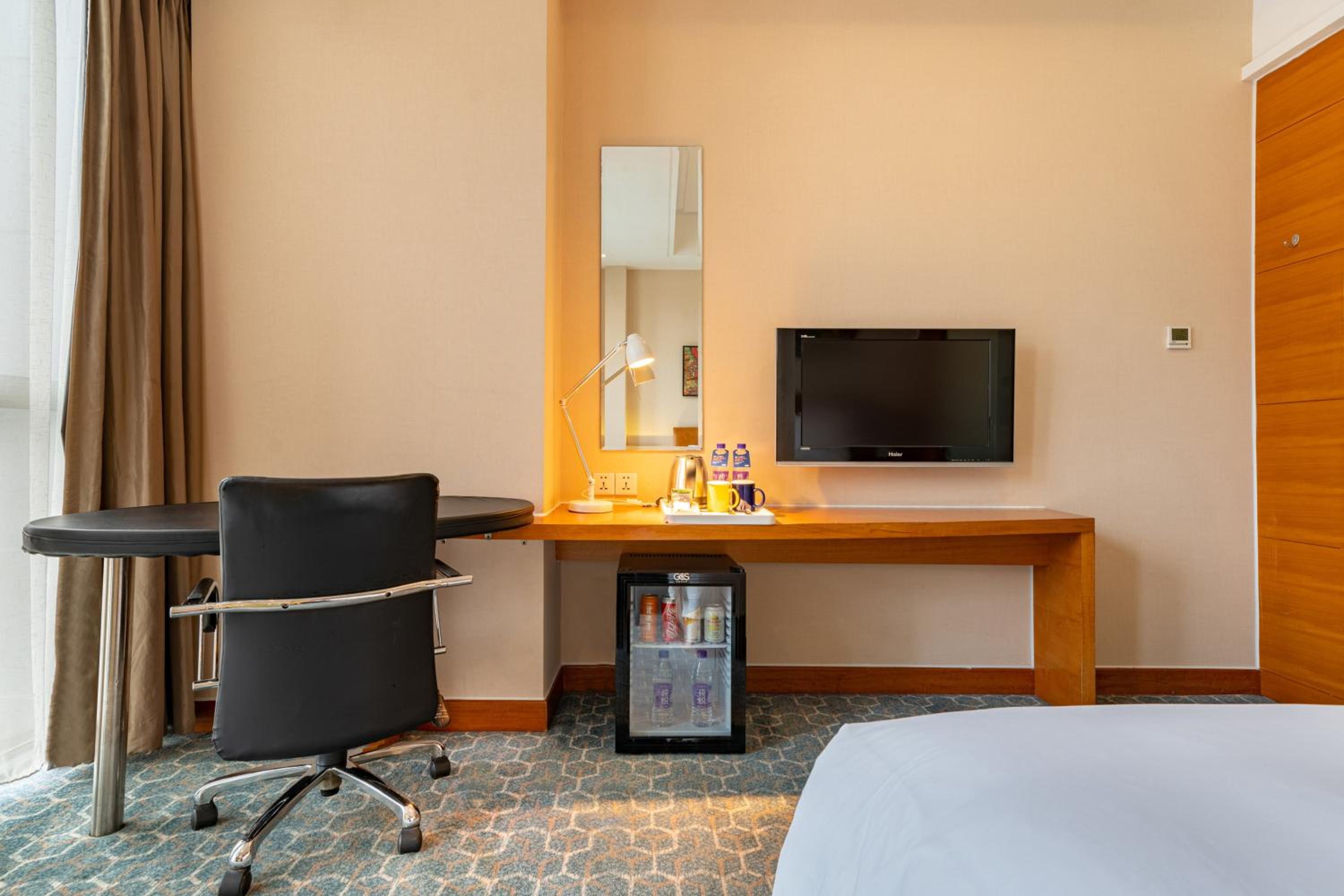 Standard Queen Room with Minifridge