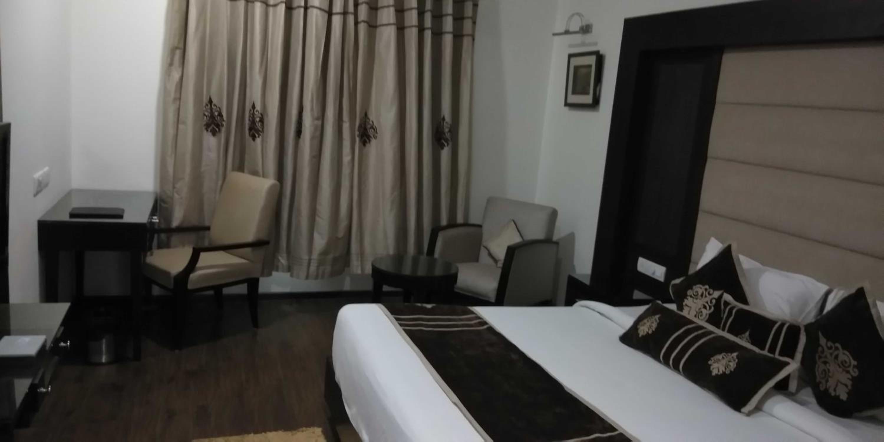 Deluxe Room - Photo 11