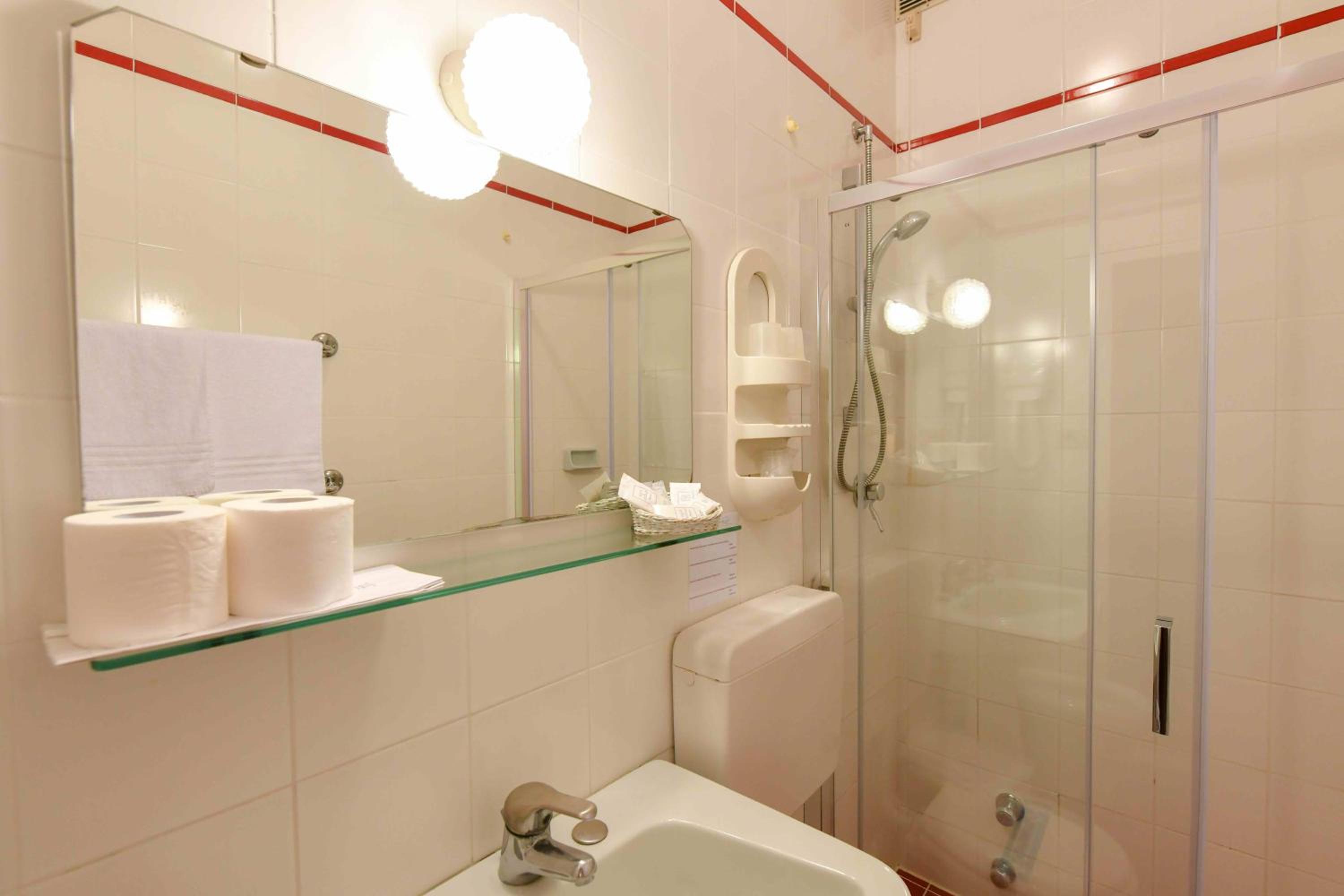 Quadruple Room with Lateral Sea View photo 2