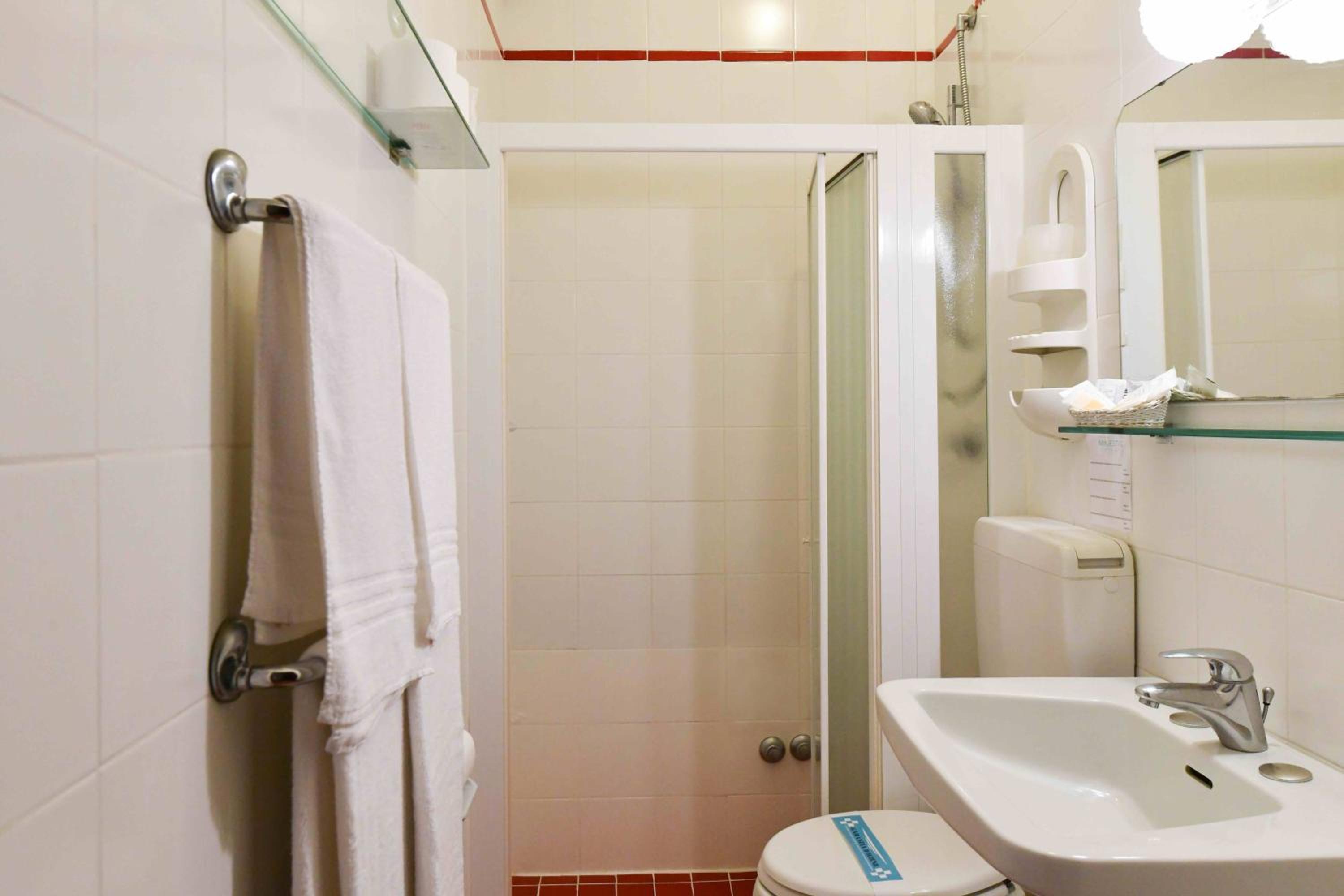 Quadruple Room with Lateral Sea View photo 3