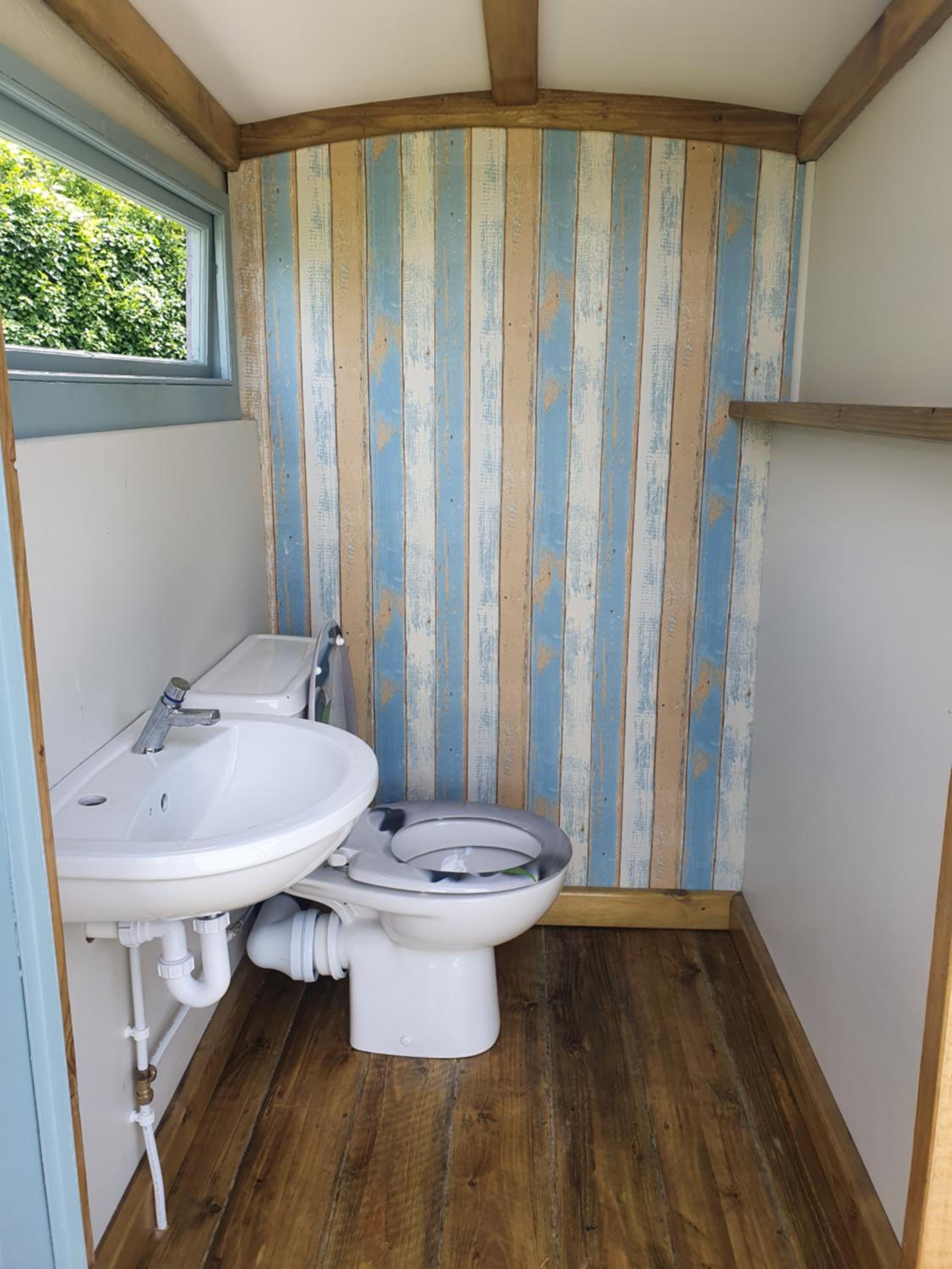 Double Room with Lake View - Photo 3