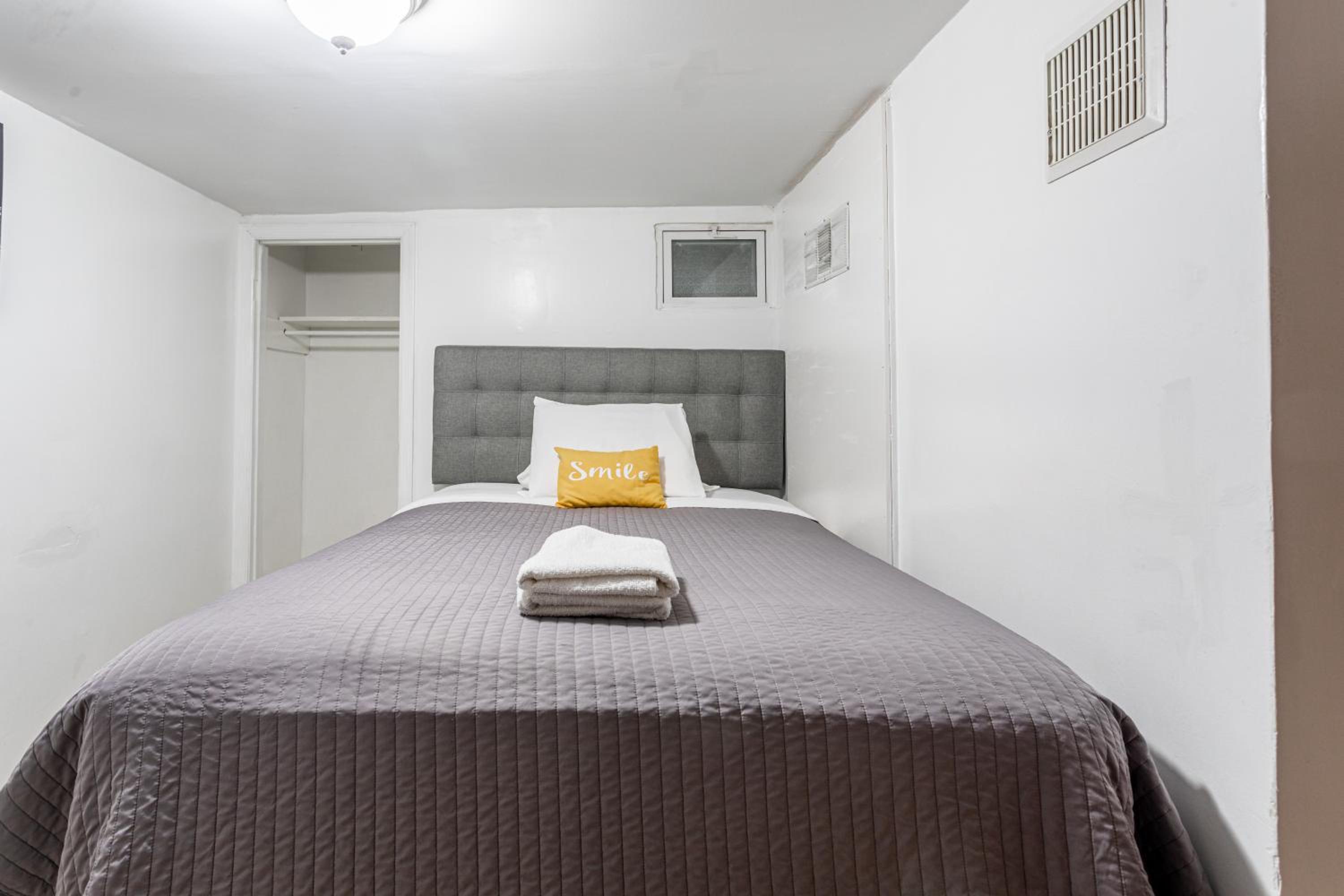Double Room with Shared Bathroom photo 2