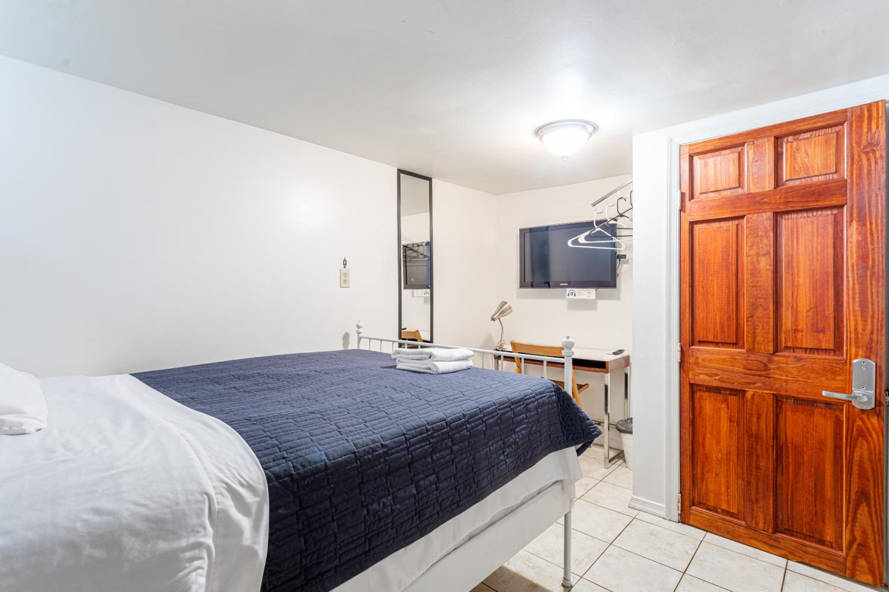 Double Room with Shared Bathroom photo 1