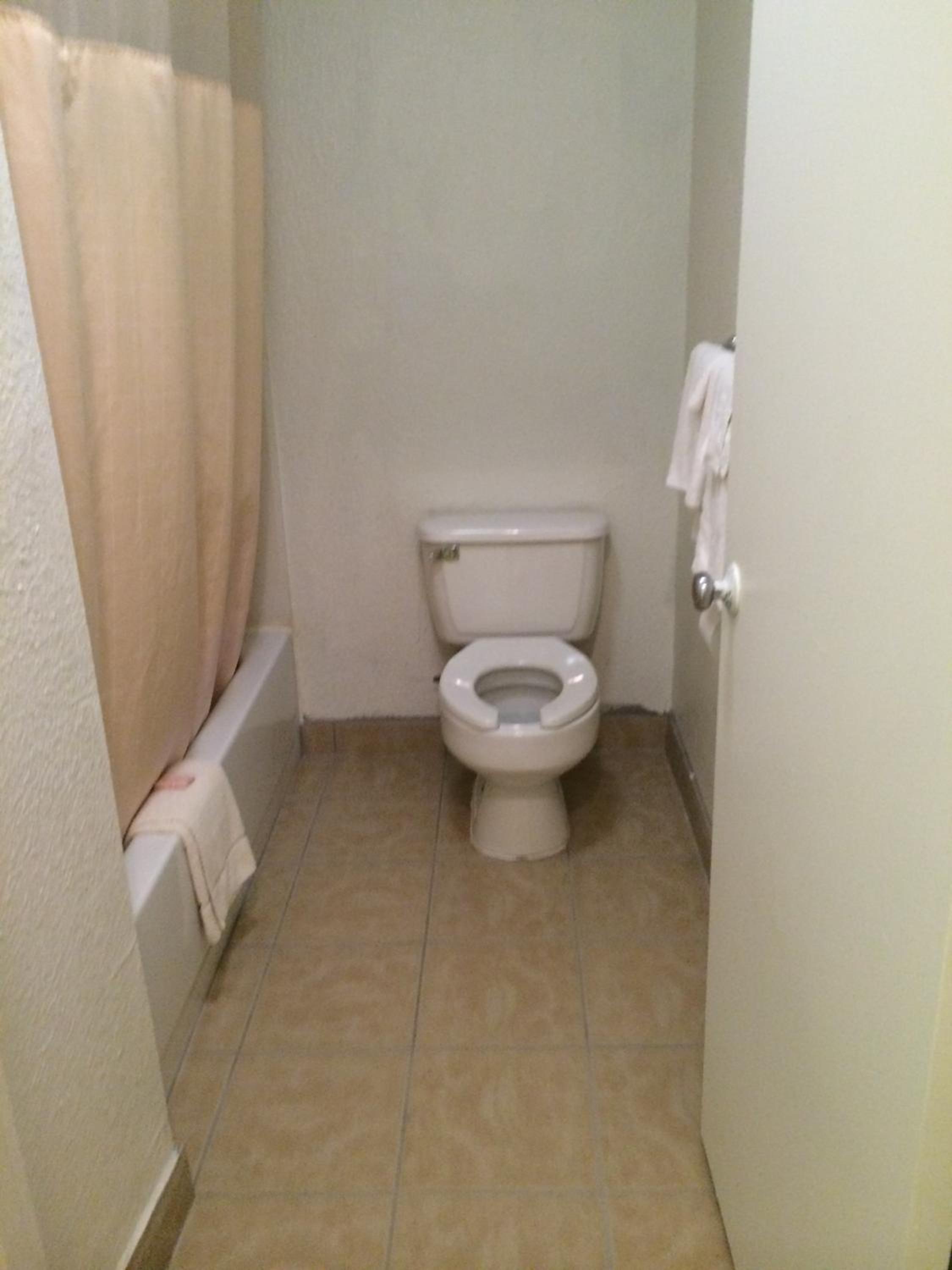Standard Queen Room - Photo 8