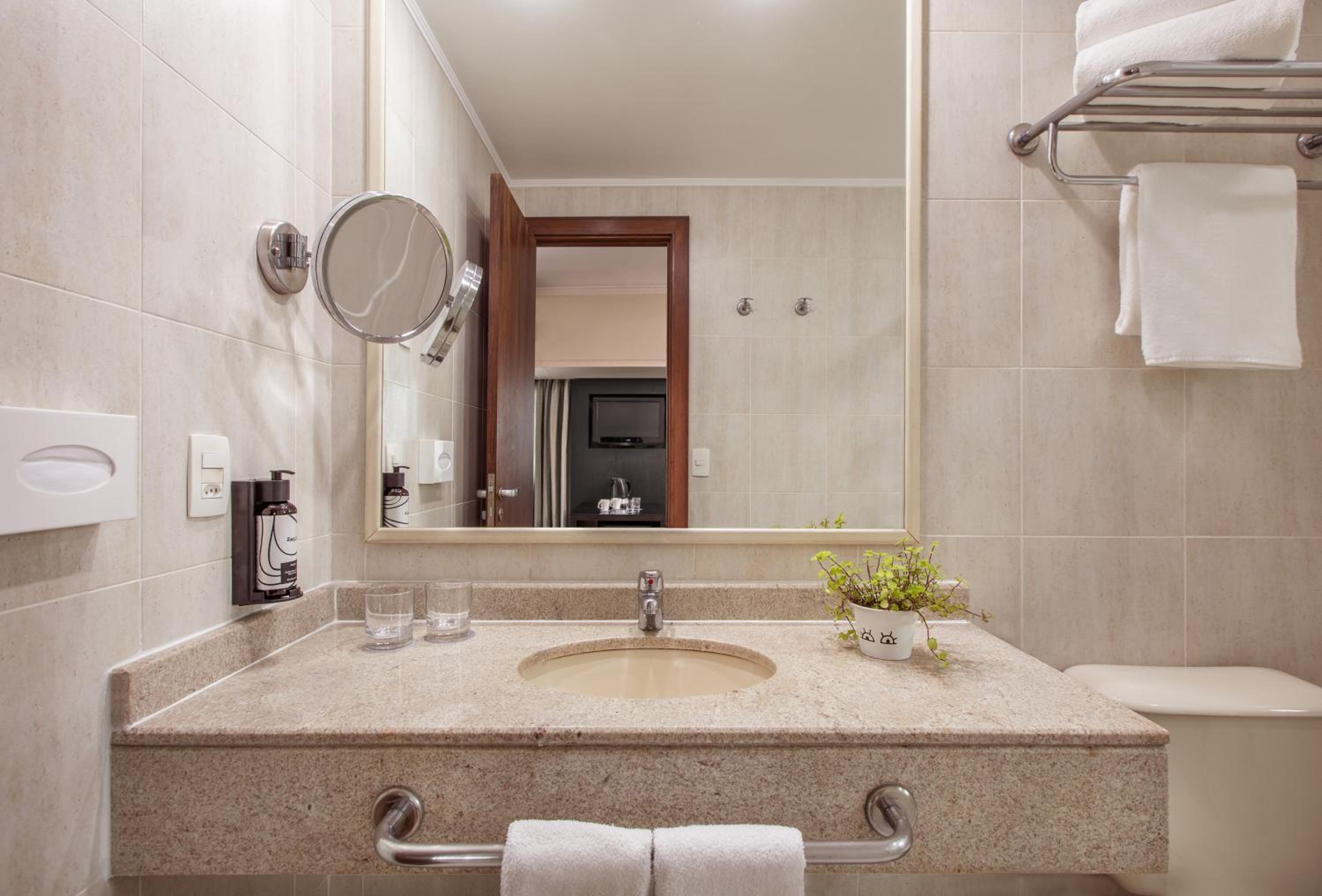 Queen Room - Disability Access - Photo 4