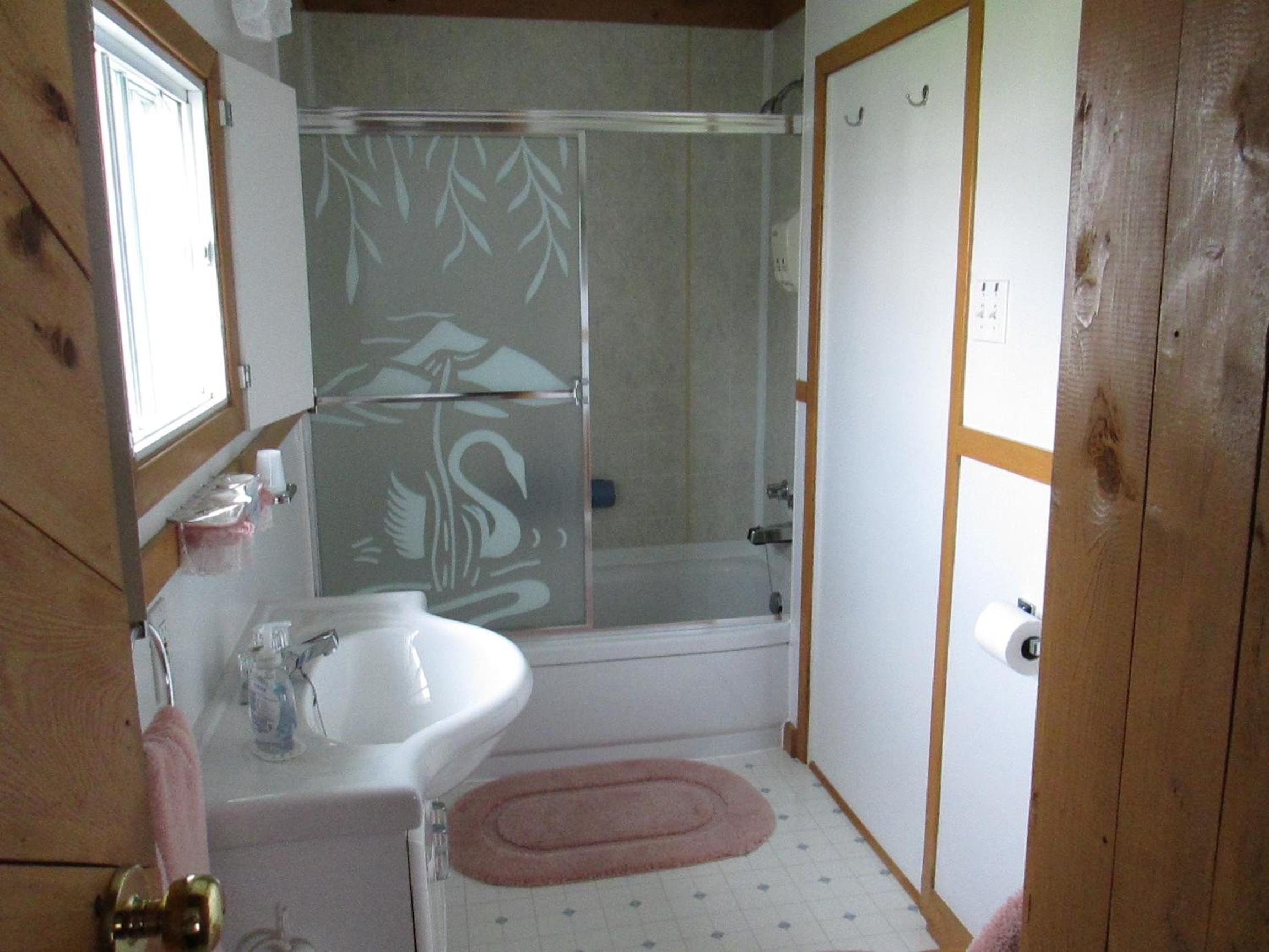 Queen Room with Private Bathroom photo 2