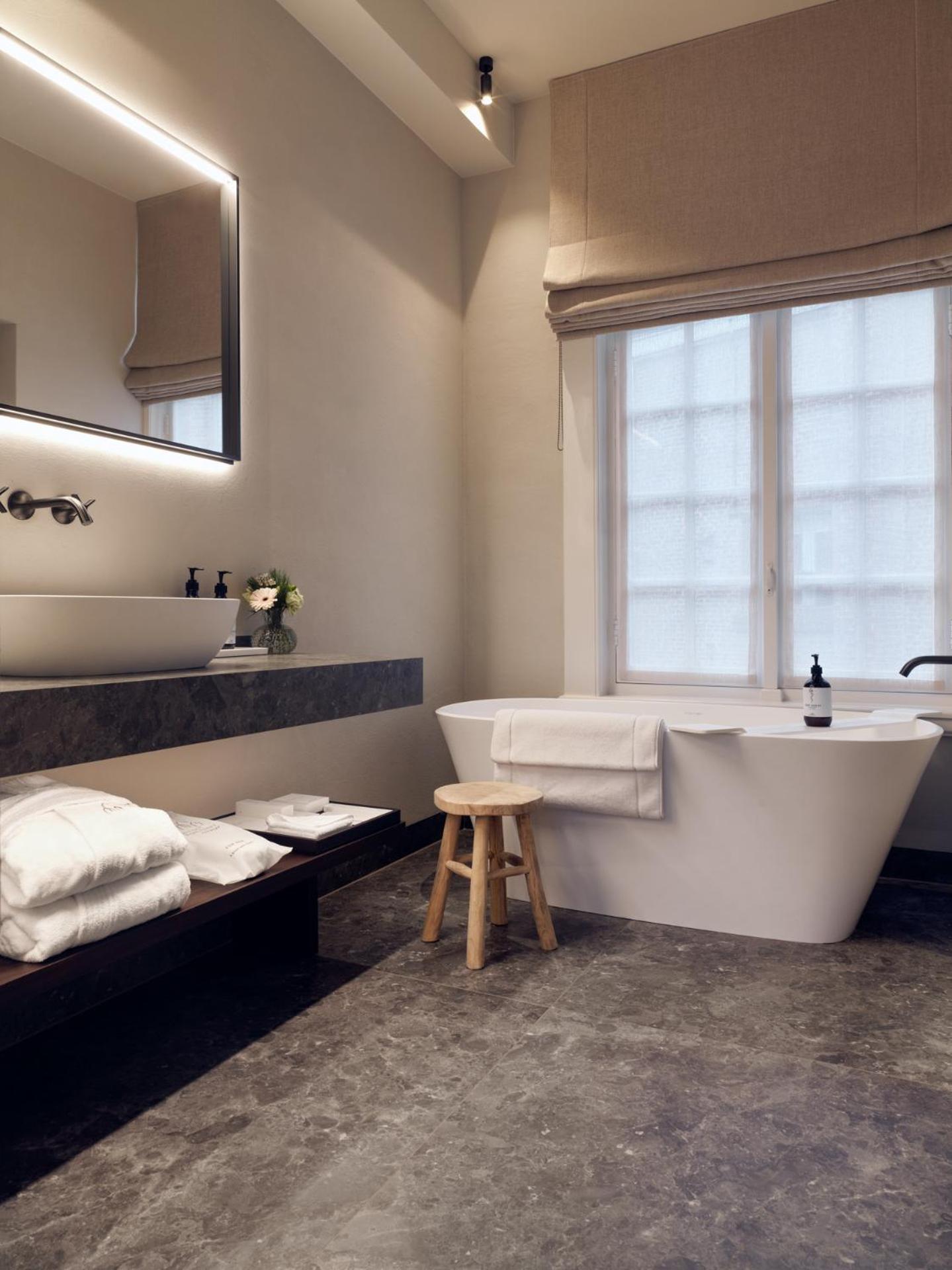 Suite - Photo 8