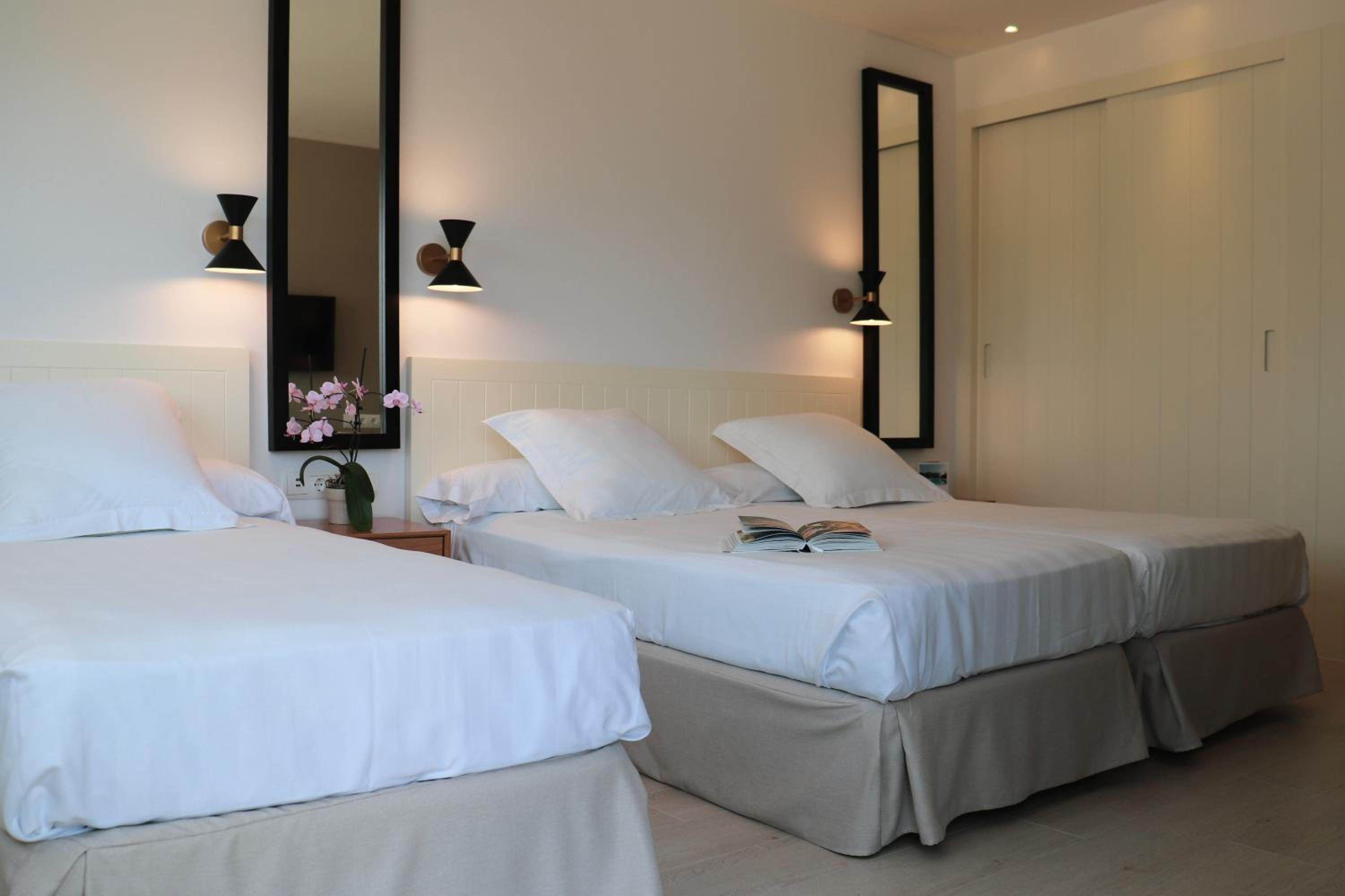 Double or Twin Room with Extra Bed (3 Adults) photo 2