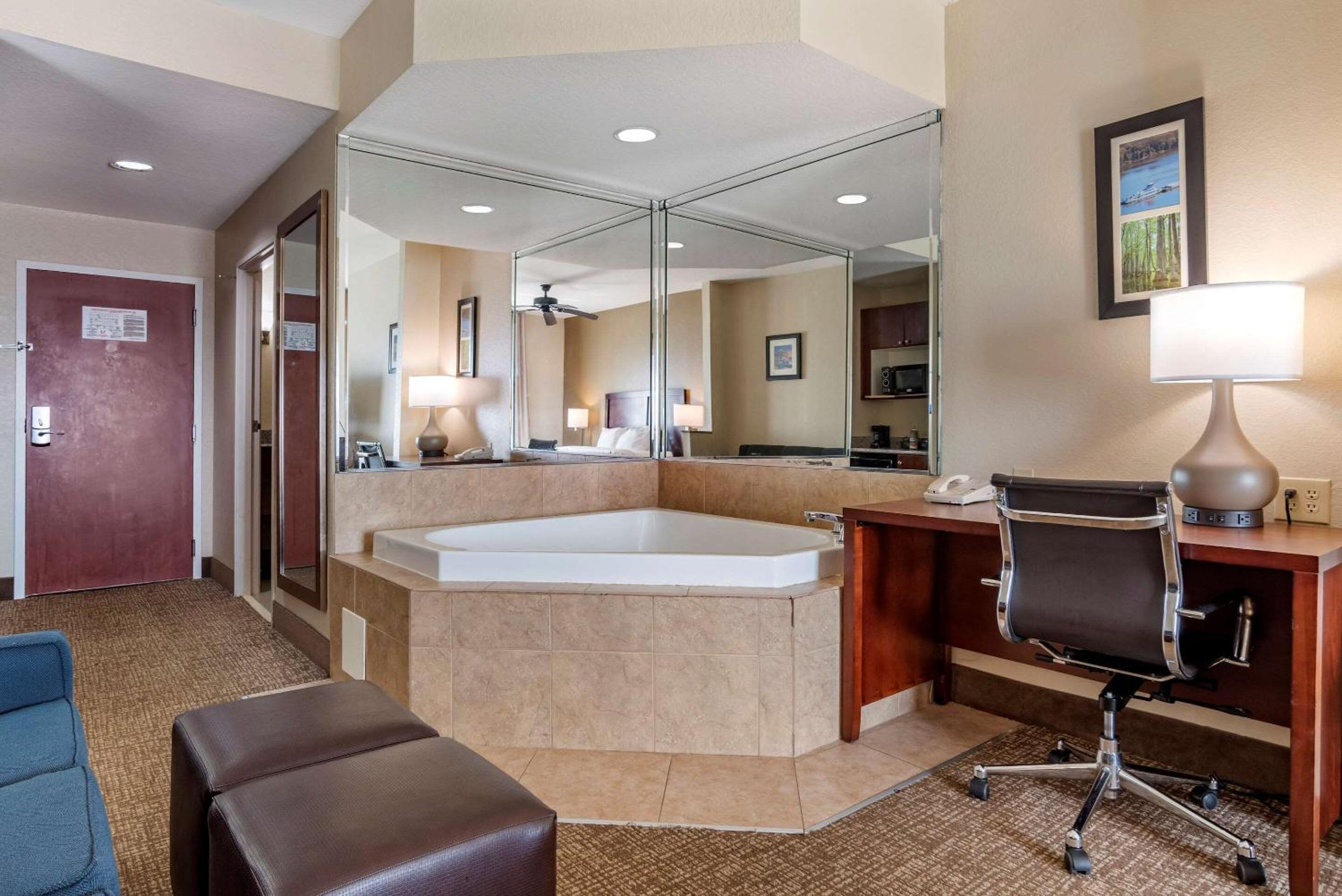 King Suite - Non-Smoking - Photo 2