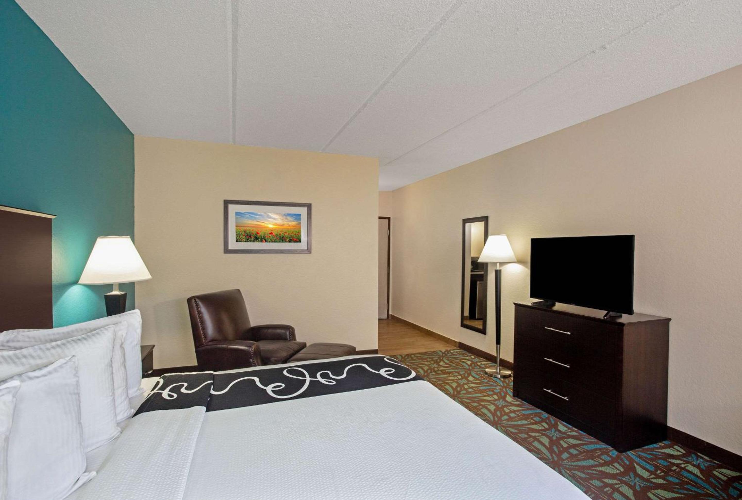Standard King Room - Non Smoking - Photo 4