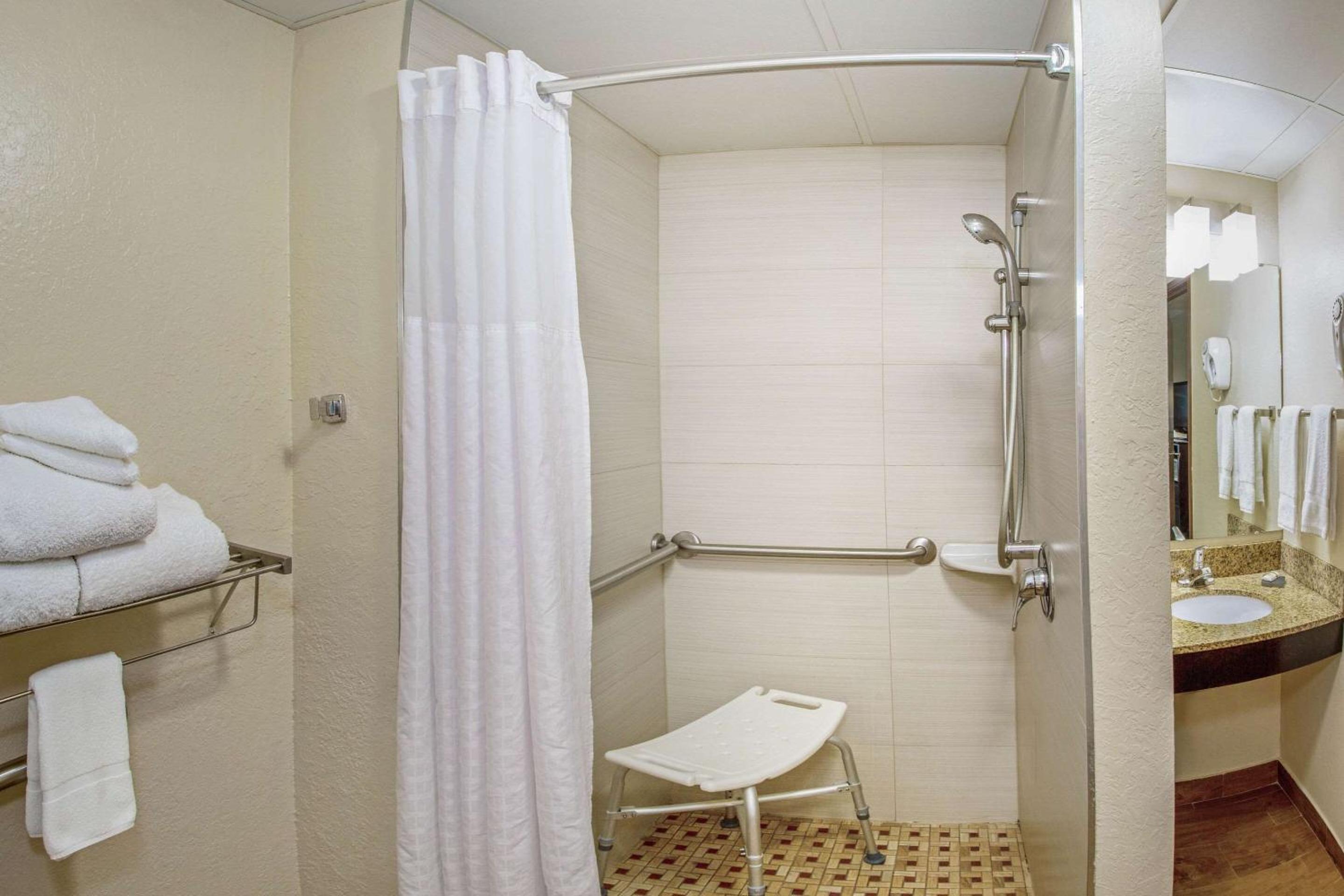 Queen Room with Two Queen Beds, Roll In Shower - Accessible/Non Smoking - Photo 2