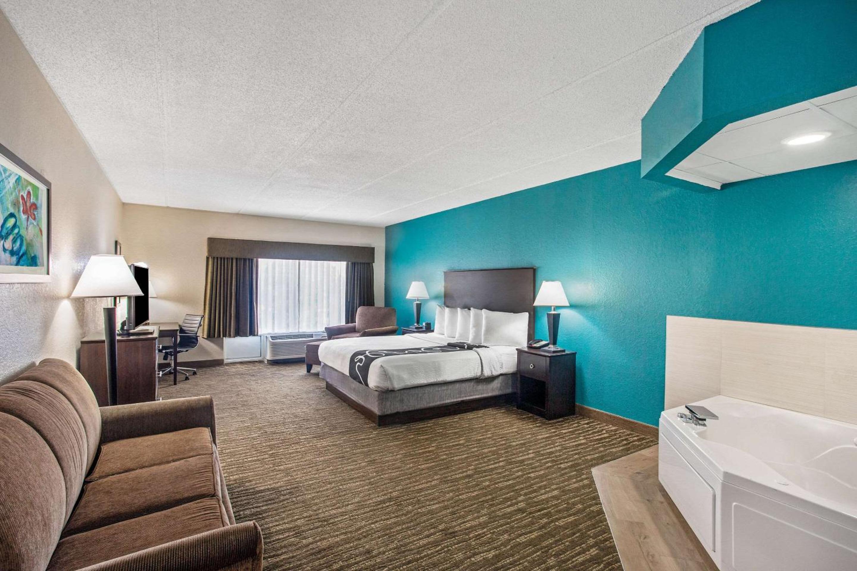 King Suite with Whirlpool - Non-smoking - Photo 1