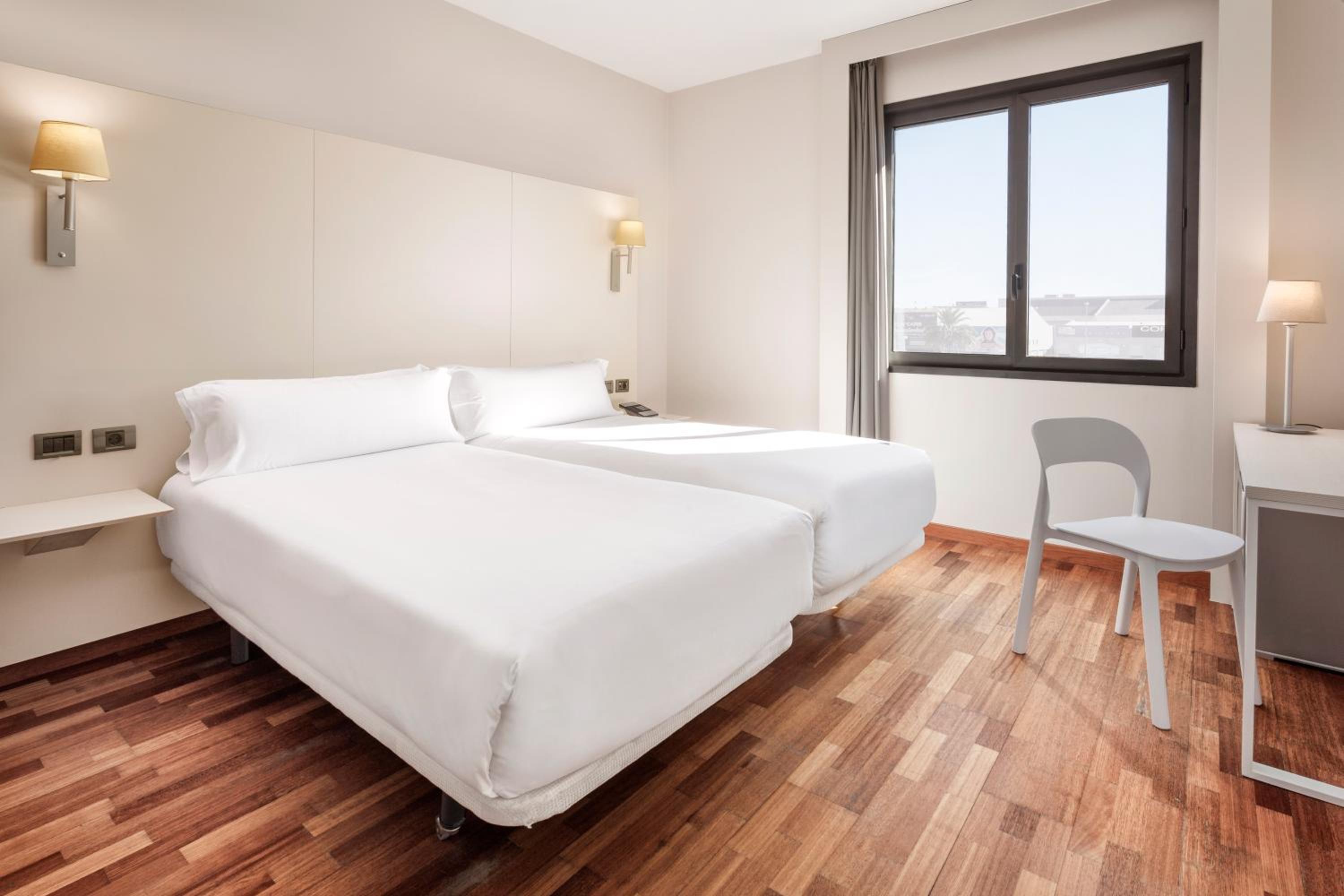 Twin Room - Photo 2
