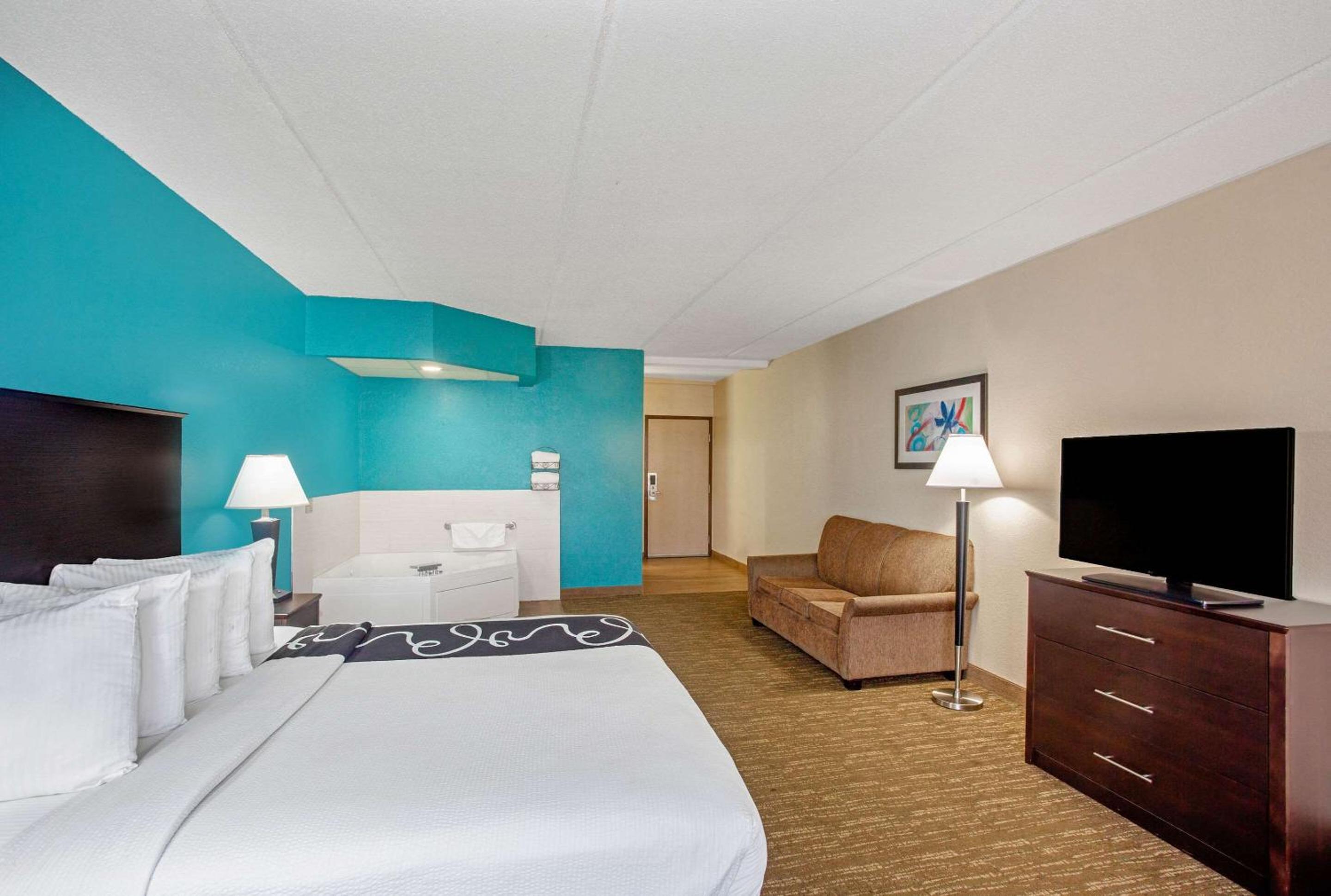 King Suite with Whirlpool - Non-smoking - Photo 4
