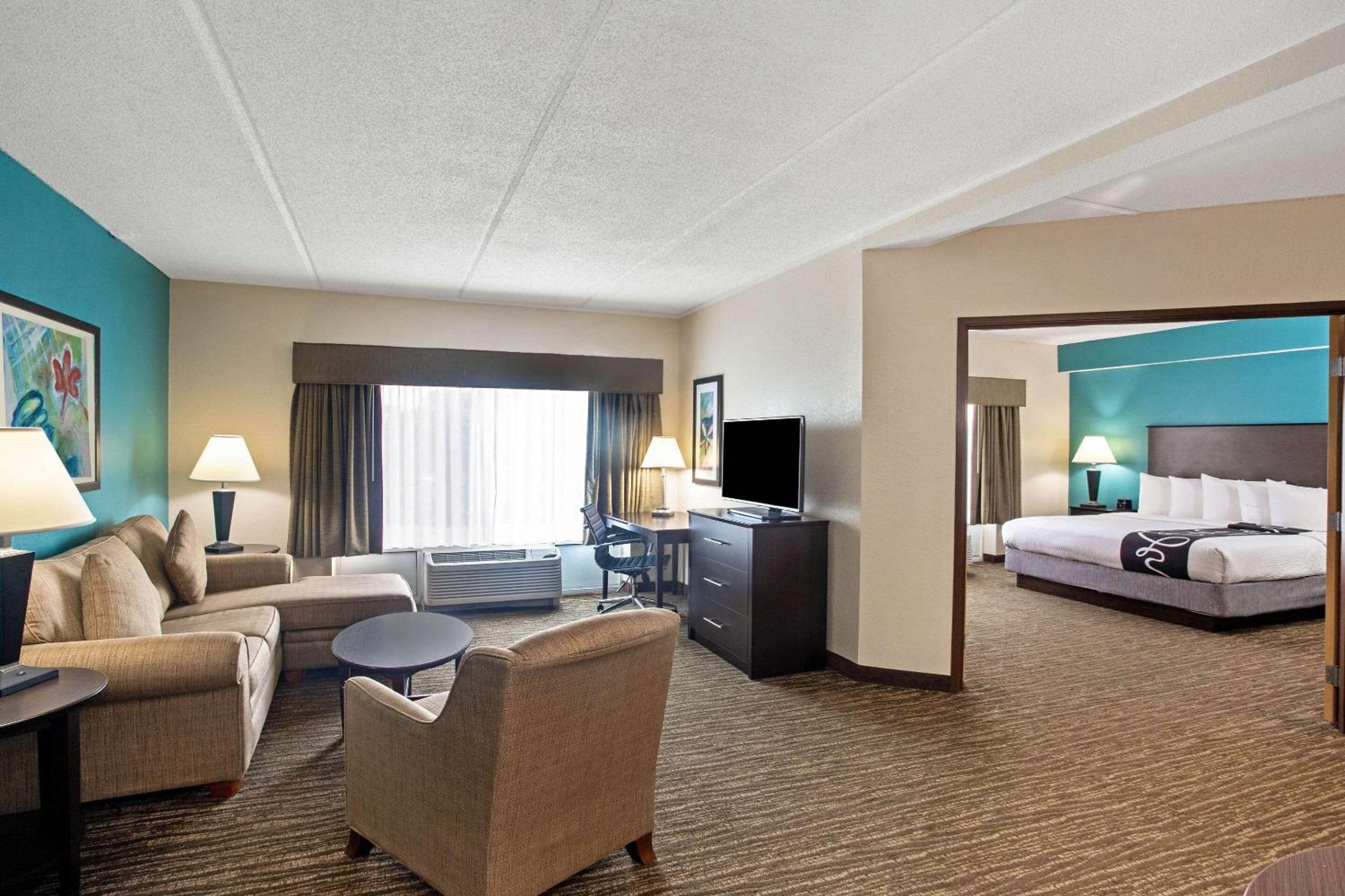 King Suite with Sofa Bed - Non Smoking - Photo 2