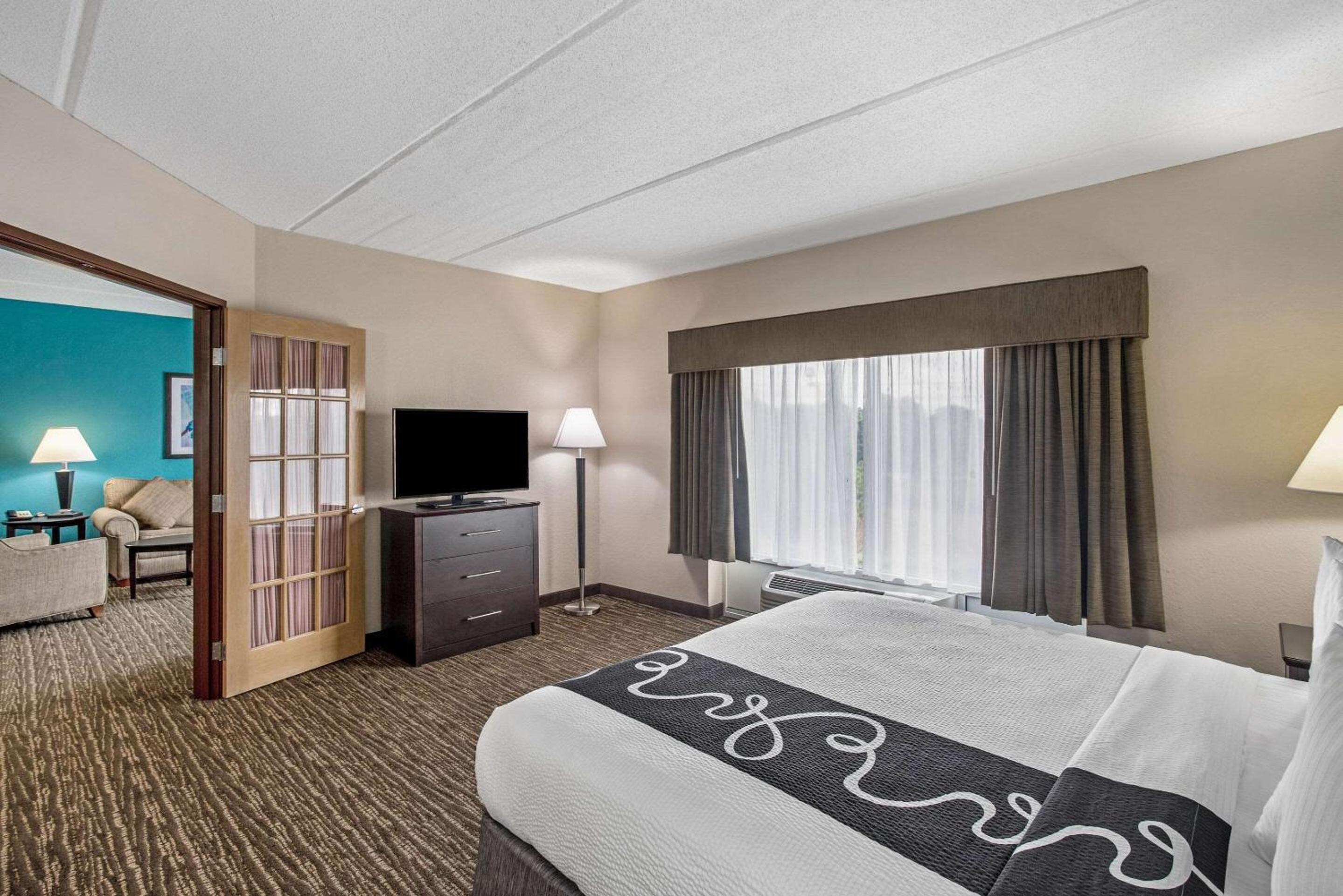 King Suite with Sofa Bed - Non Smoking - Photo 3