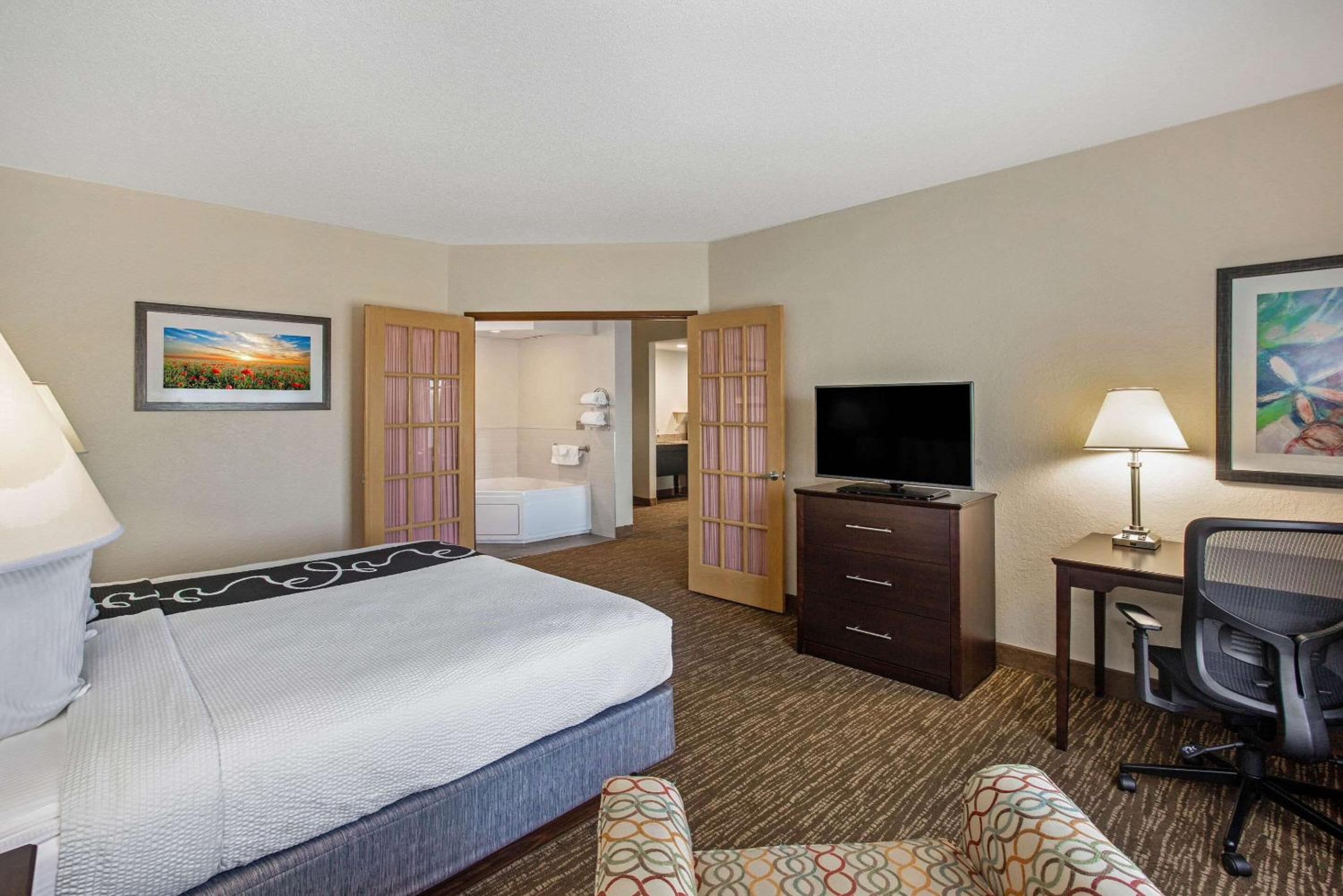 King Suite with Whirlpool and Sofa-Bed - Non Smoking - Photo 7