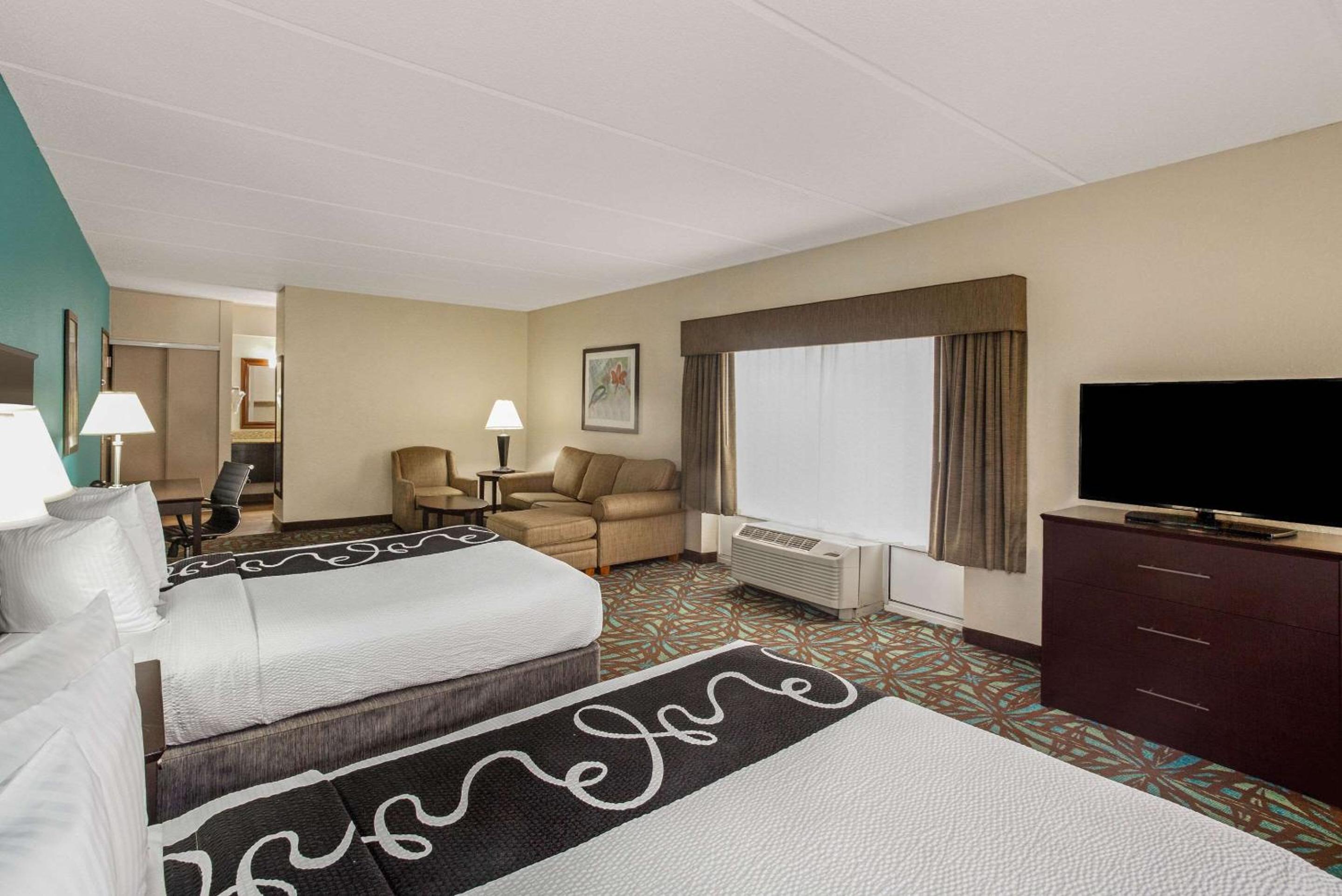 Queen Suite with Roll-In Shower - Disability Access/Non-Smoking - Photo 4